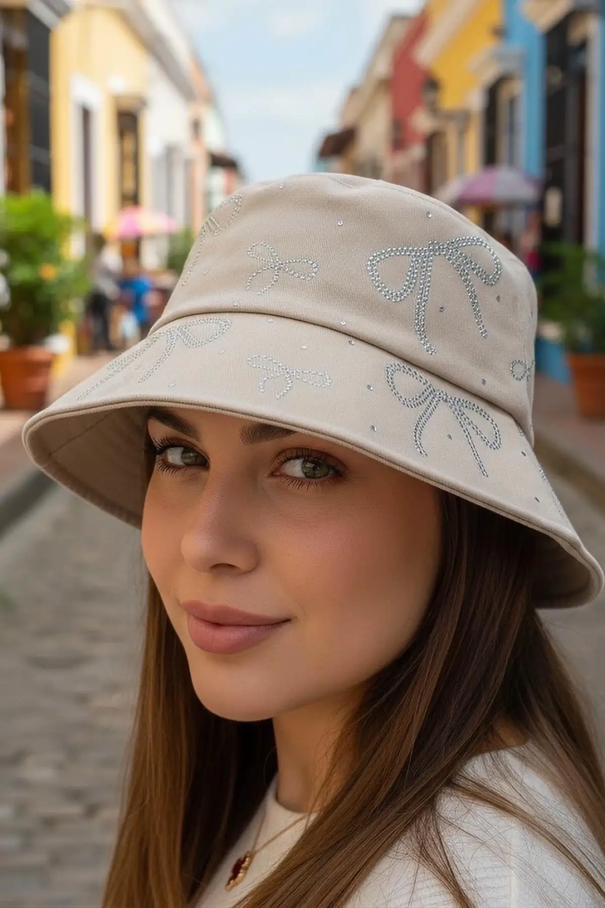 Krem Renk Kurdele Figürlü Taş Detaylı Tasarım Şapka