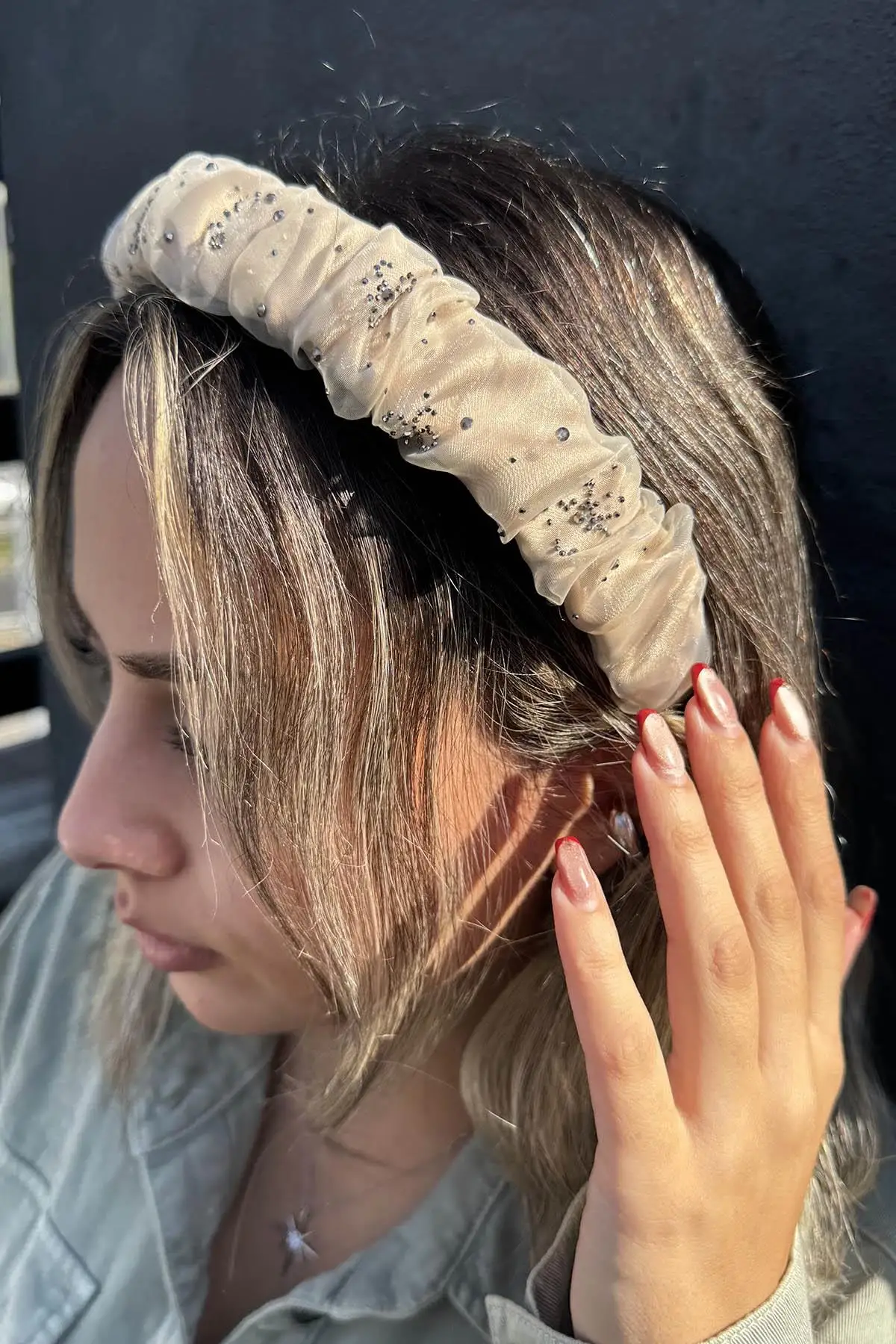 Krem Renk Taş Detaylı Büzgülü Taç