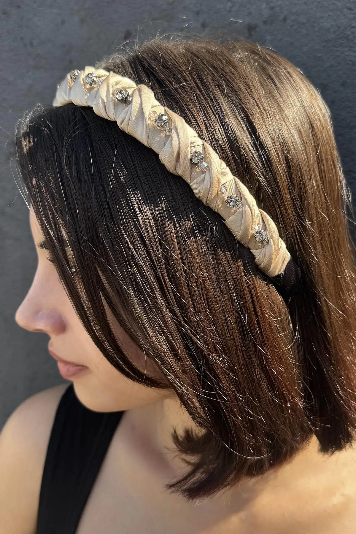 Krem Renk Taş Detaylı Taç