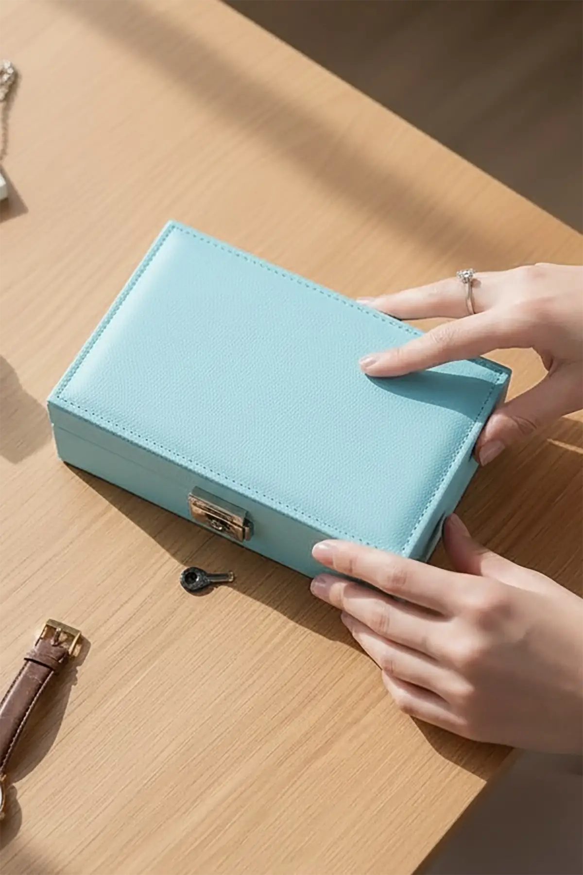 Mavi Renk Kilitli Deri Takı Organizeri