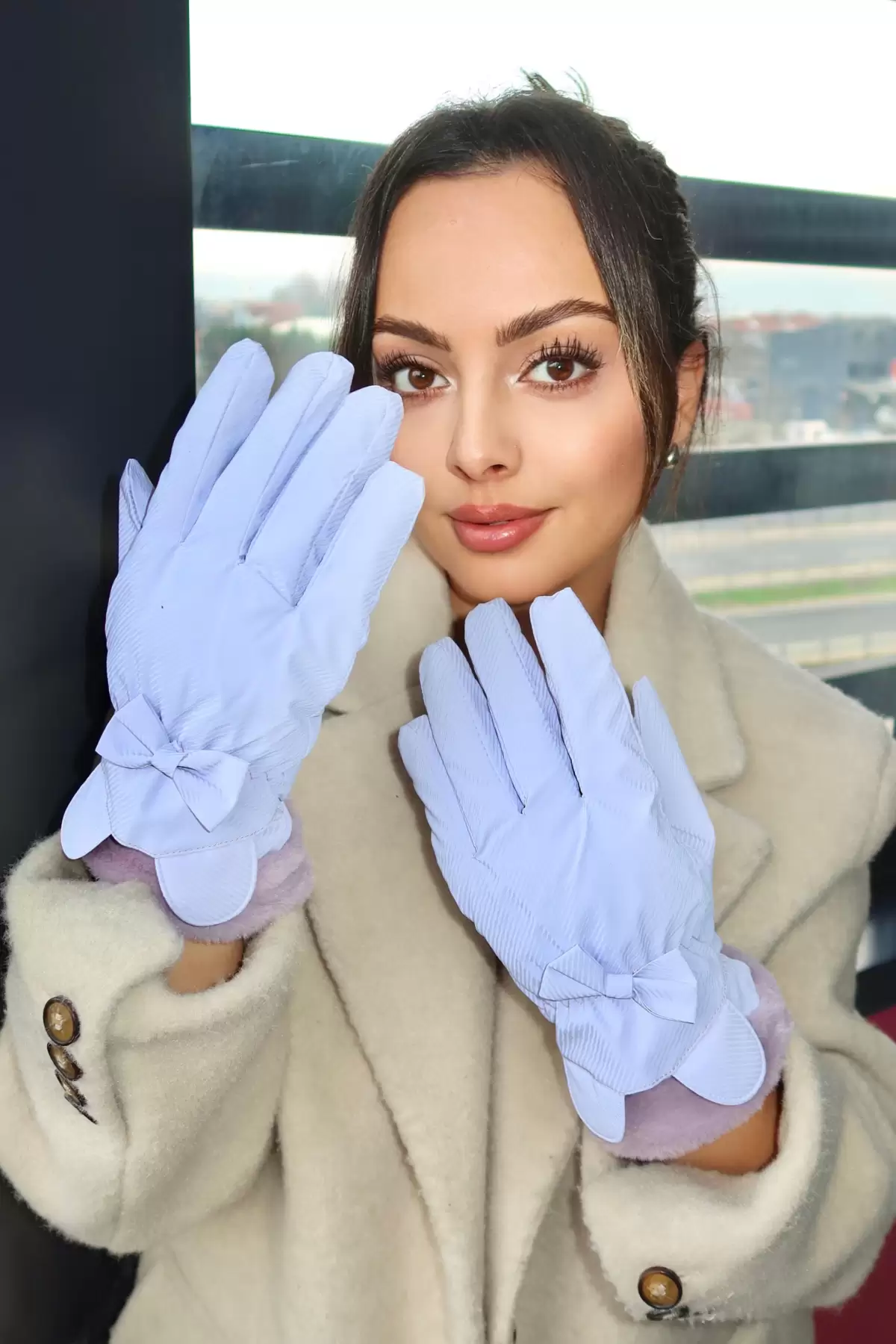 Mor Renk Kurdele Detaylı Peluş Şişme Eldiven