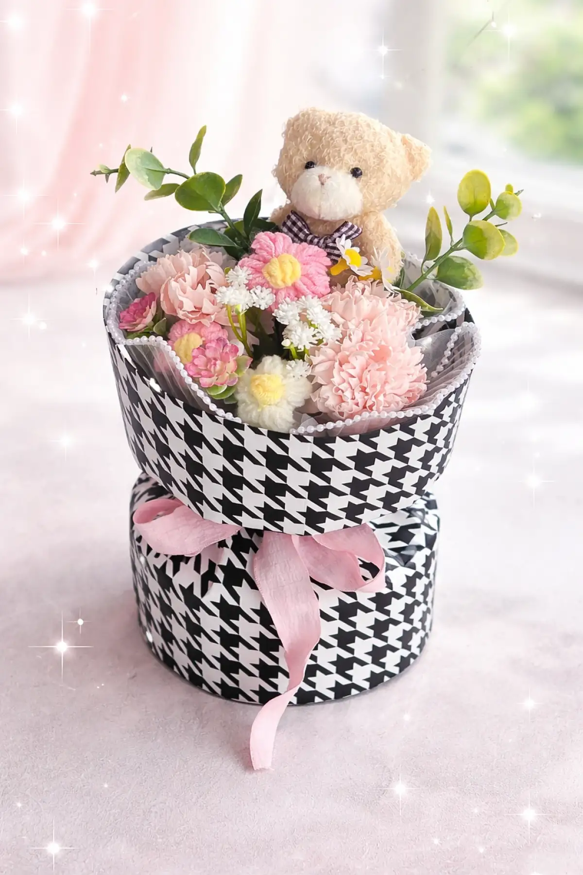 Peluş Ayıcık & Çiçek Aranjmanlı Hediye Kutusu