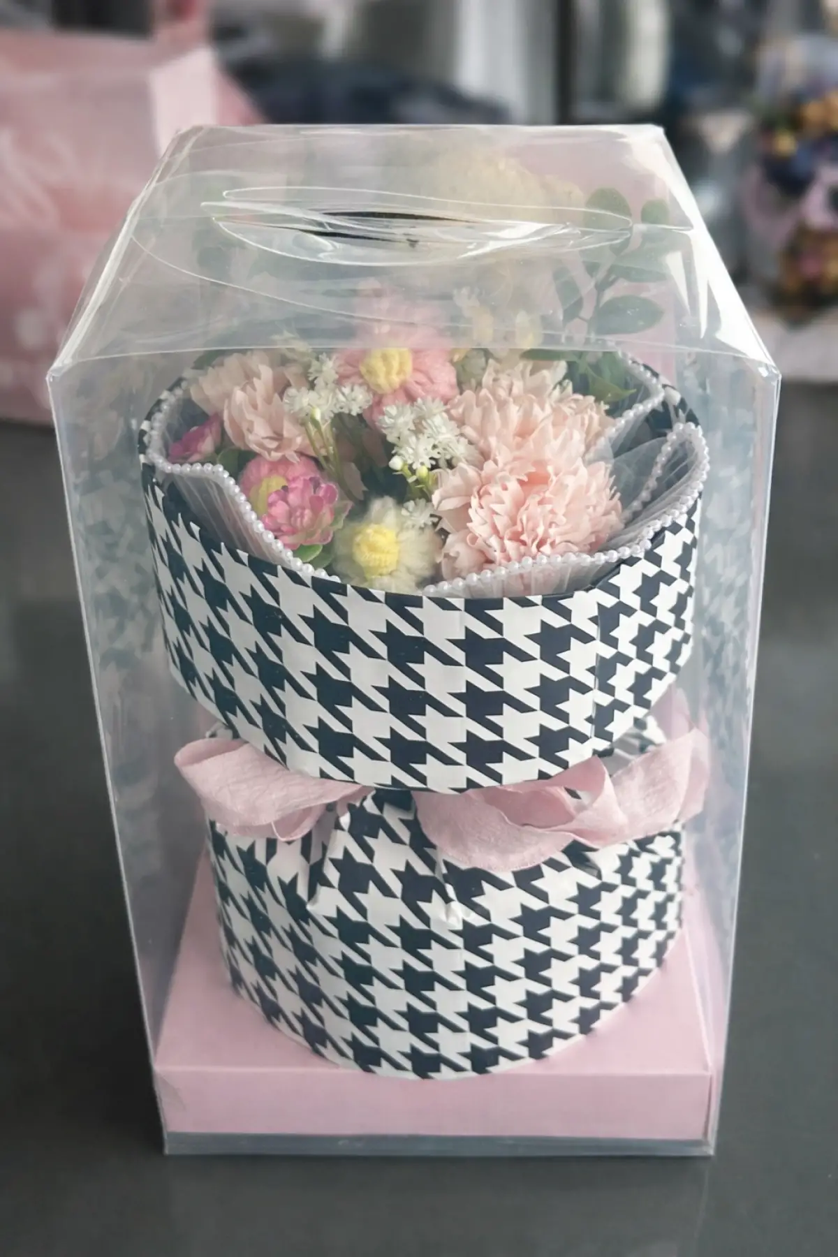 Peluş Ayıcık & Çiçek Aranjmanlı Hediye Kutusu