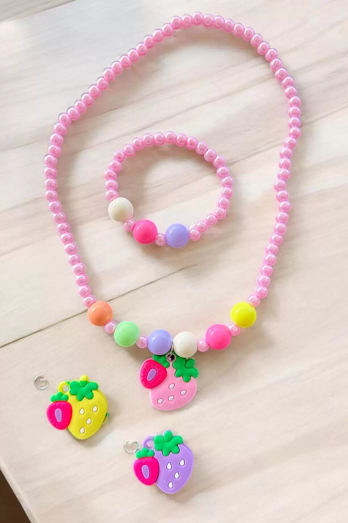 Pembe Renk Çilek Figürlü Çocuk Kolye Bileklik Set