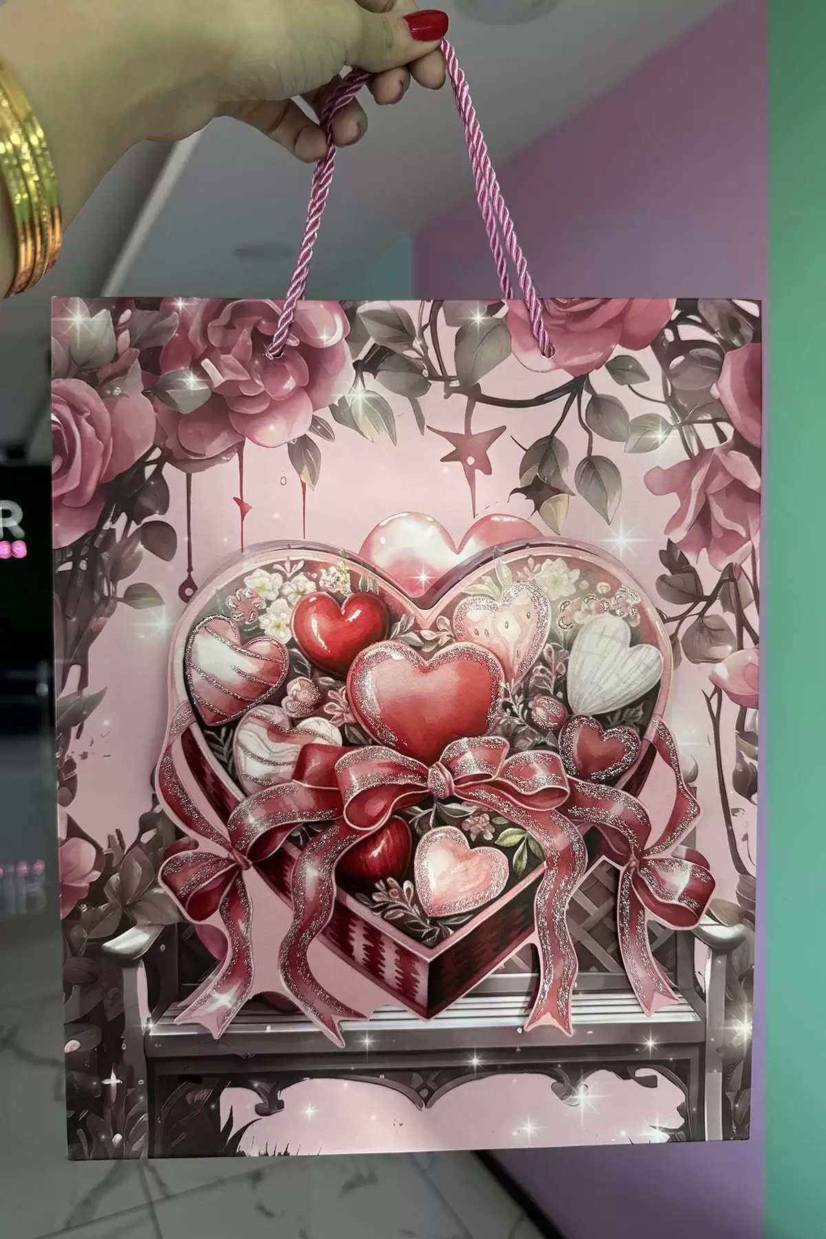 Pembe Renk Kalp Figürlü 3D Görünümlü Karton Çanta