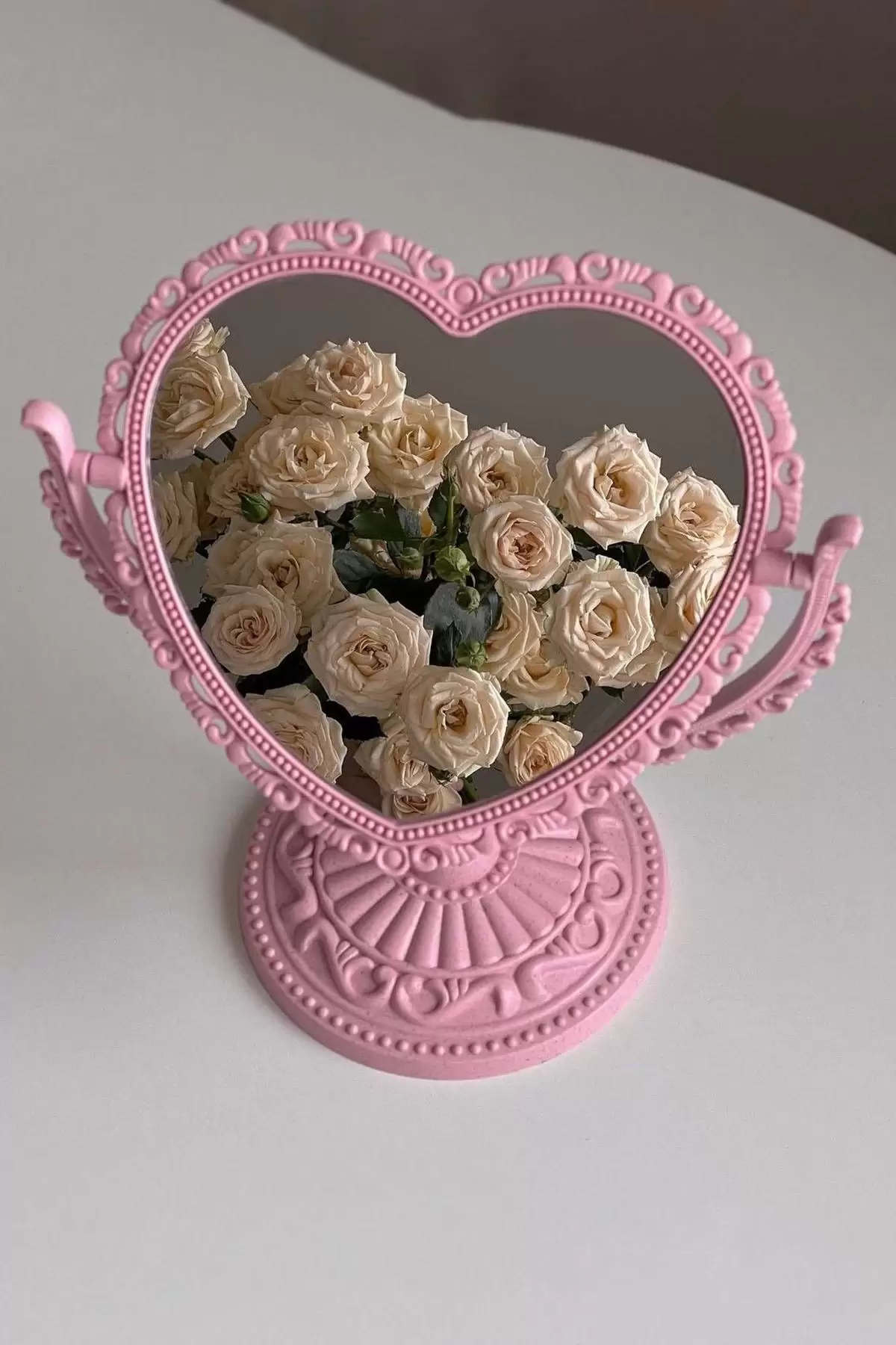 Pembe Renk Kalp Şeklinde Dönebilen Masa Ayanası