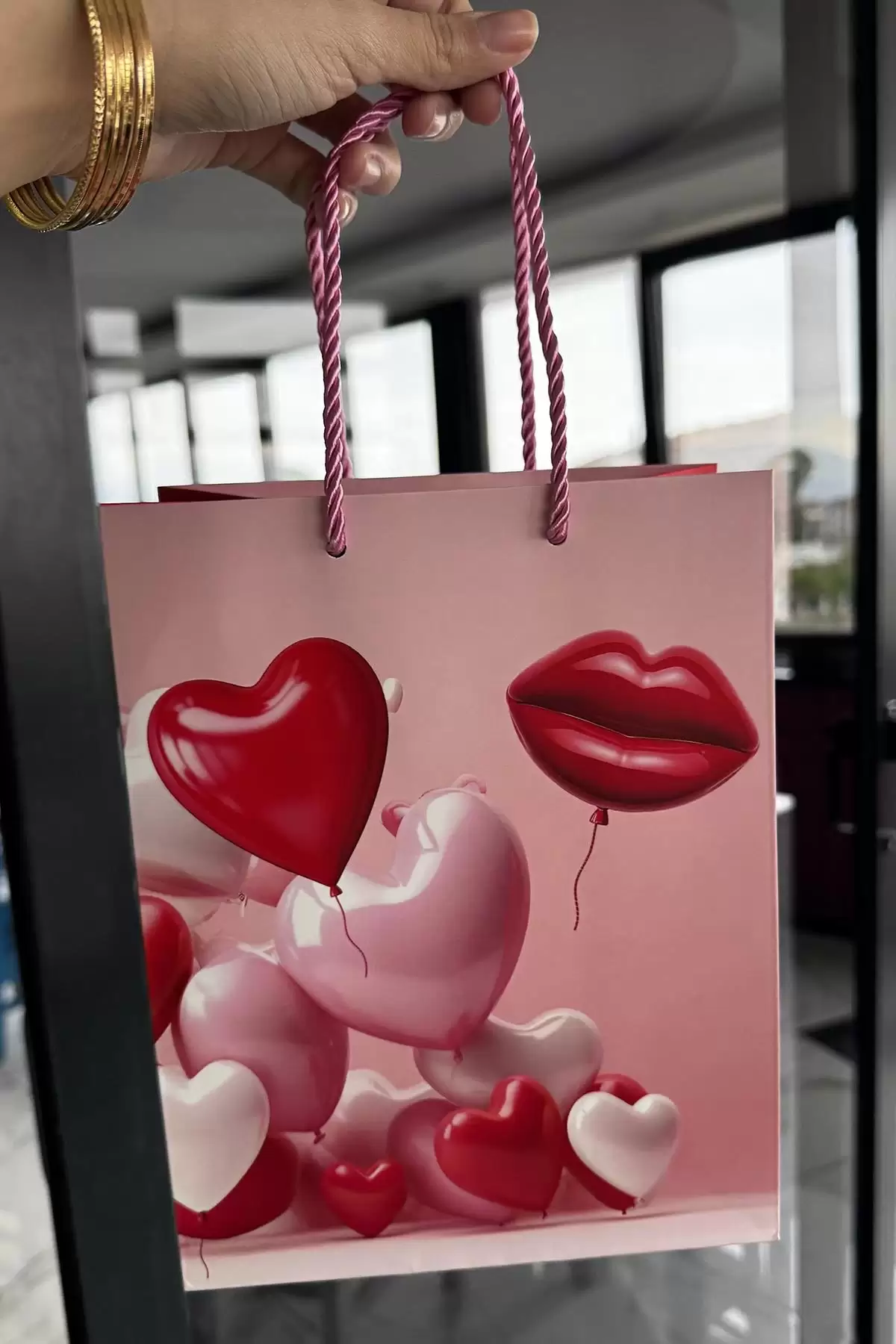 Pembe Renk Kalp Ve Dudak Figürlü Karton Çanta