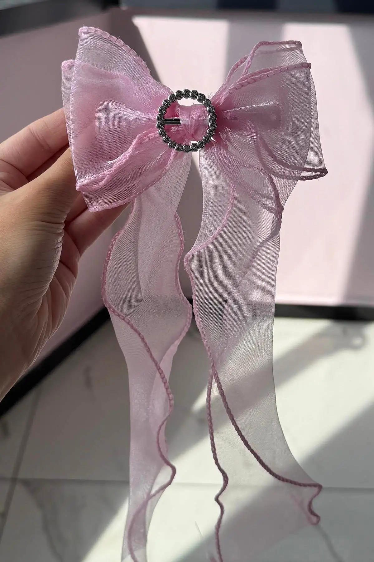 Pembe Renk Taş Detaylı Kurdele Figürlü Otomat Toka