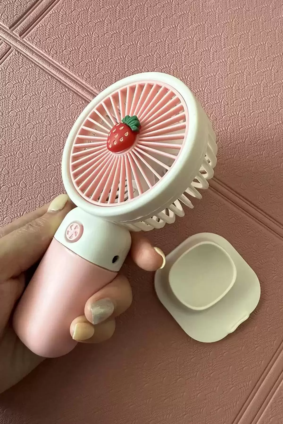 Pembe Ve Beyaz Renk Çilek Figürlü Taşınabilir Şarjlı Telefon Tutacaklı El Fanı