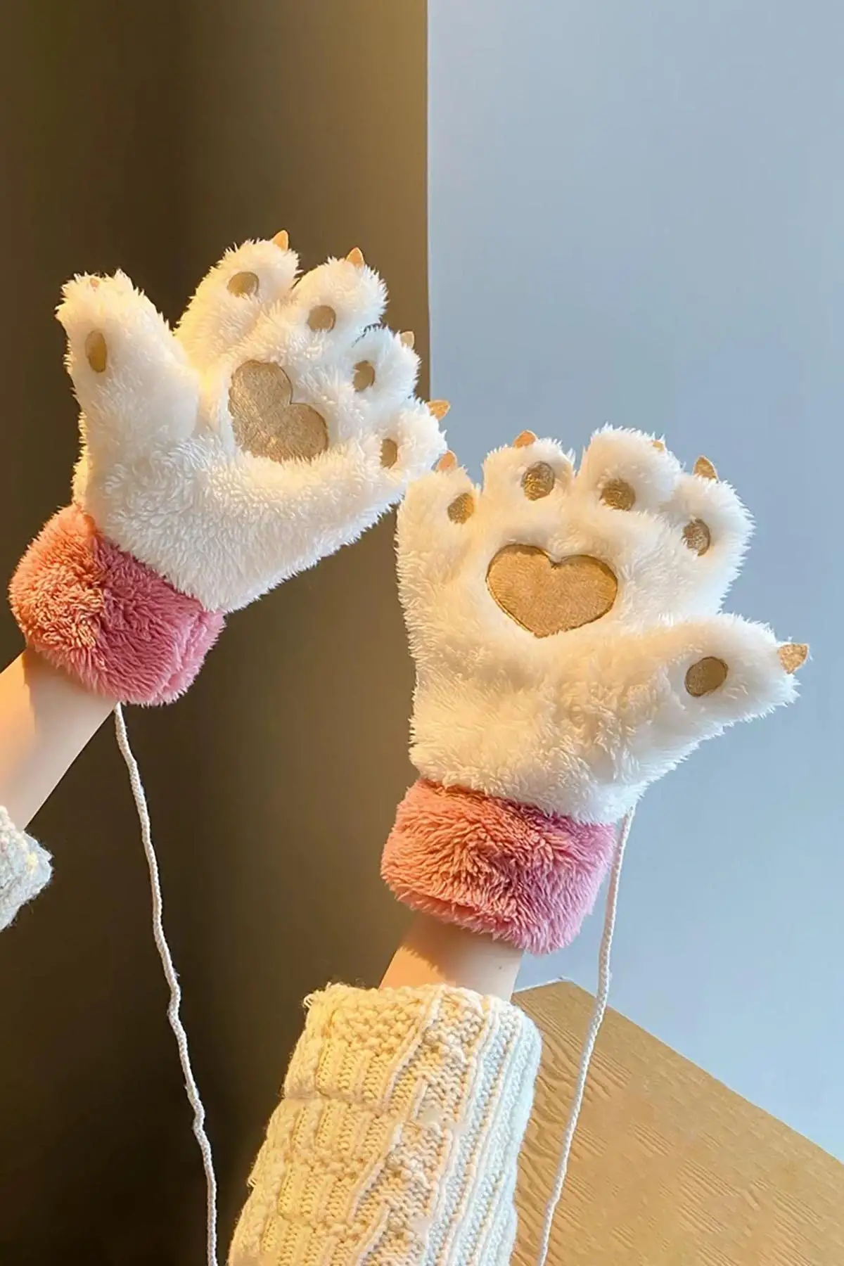 Pembe Ve Beyaz Renk Pati Figürlü Askılı Peluş Eldiven