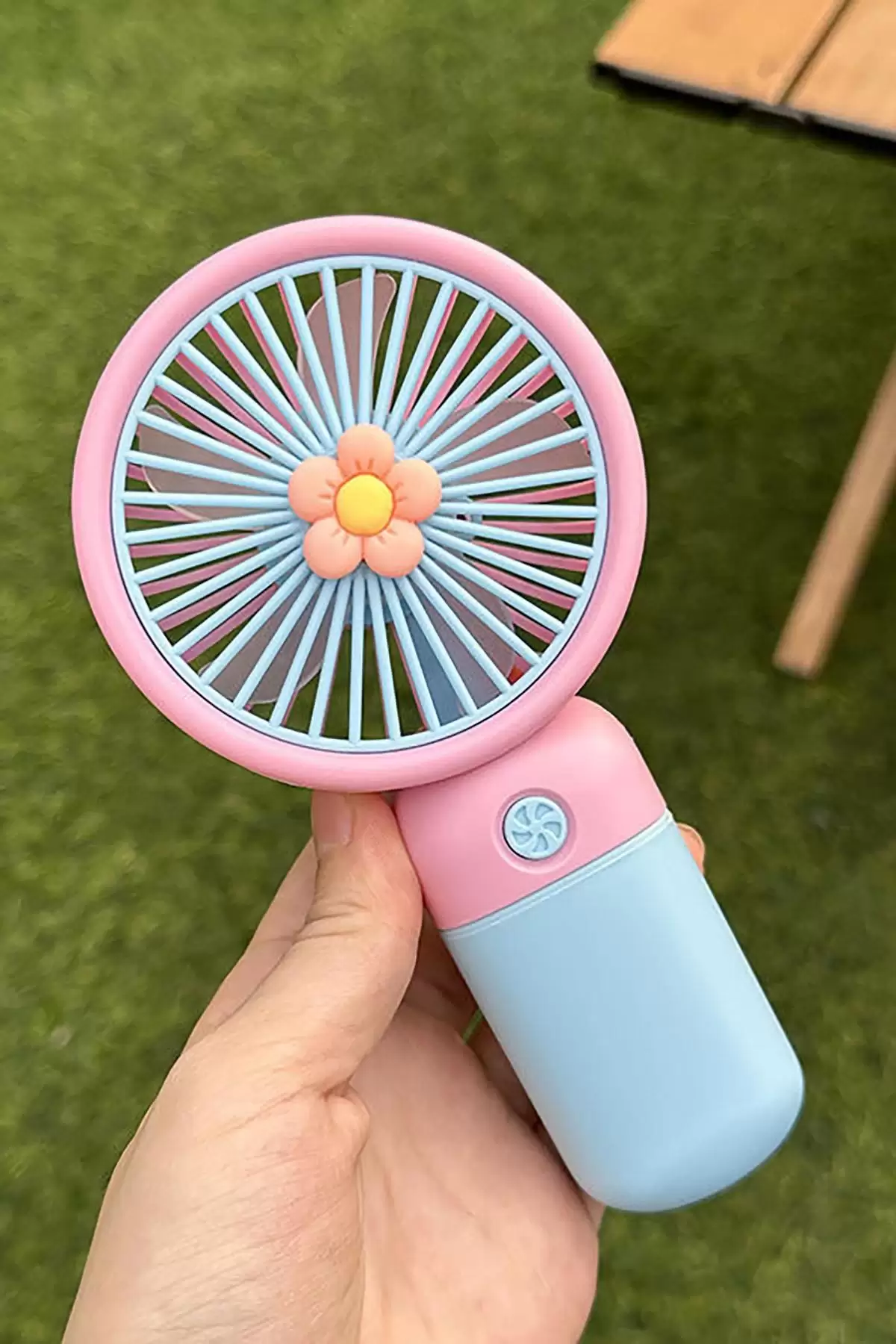 Pembe Ve Mavi Renk Çiçek Figürlü Taşınabilir Şarjlı Telefon Tutacaklı El Fanı