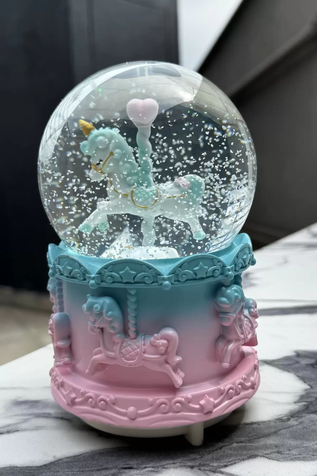 Pembe Ve Mavi Renk Unicorn Detaylı Müzikli Ve Işıklı Kar Küresi