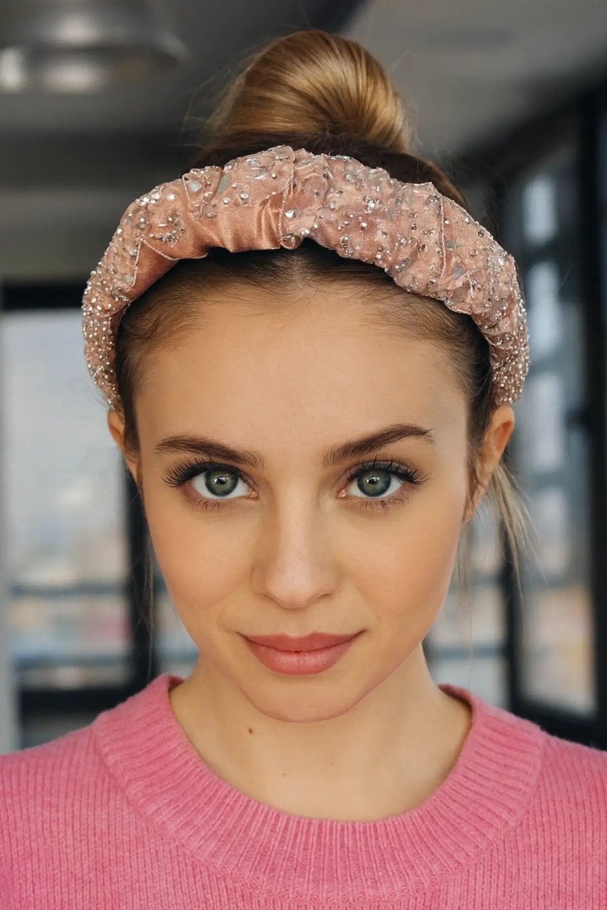 Pudra Renk Taş Detaylı Taç