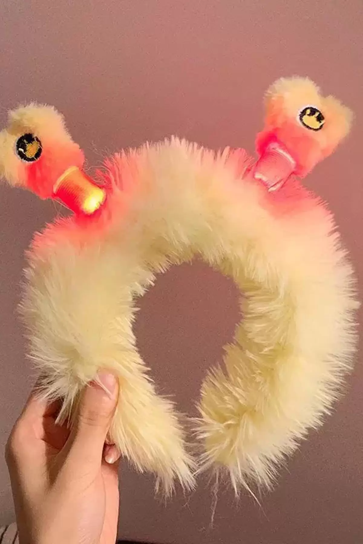 Sarı Renk Kulakları Oynayan Işıklı Peluş Taç
