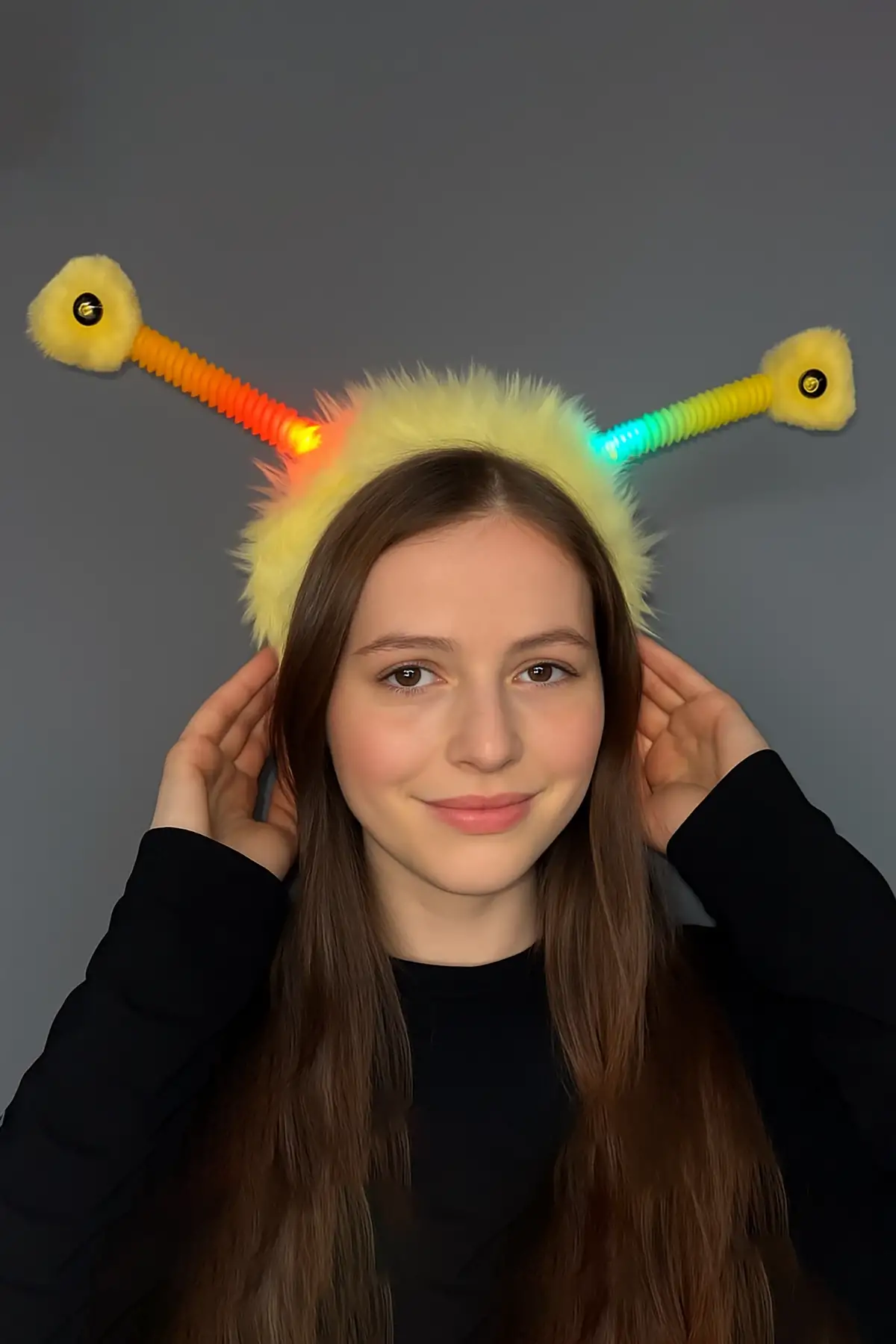 Sarı Renk Kulakları Oynayan Işıklı Peluş Taç