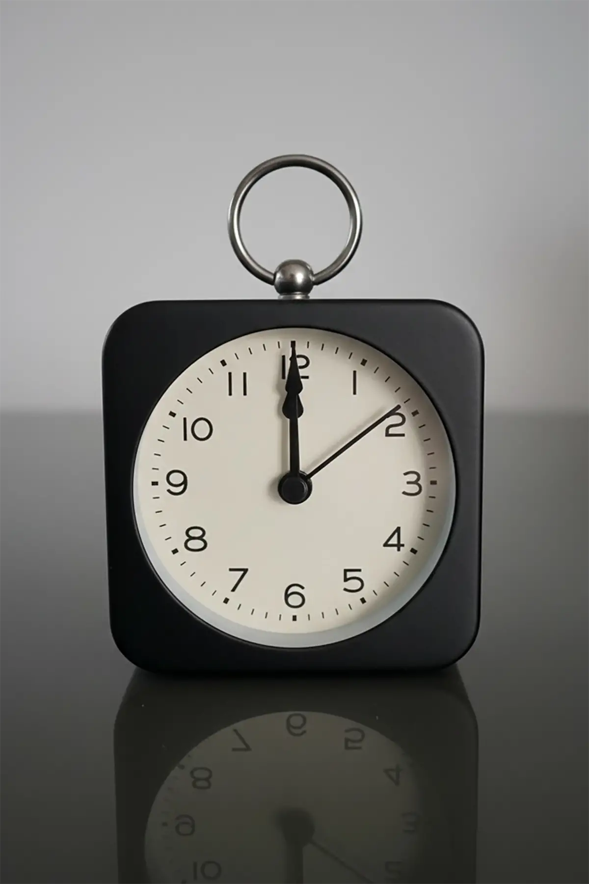 Siyah Renk Dekoratif Işıklı Alarmlı Masa Saati