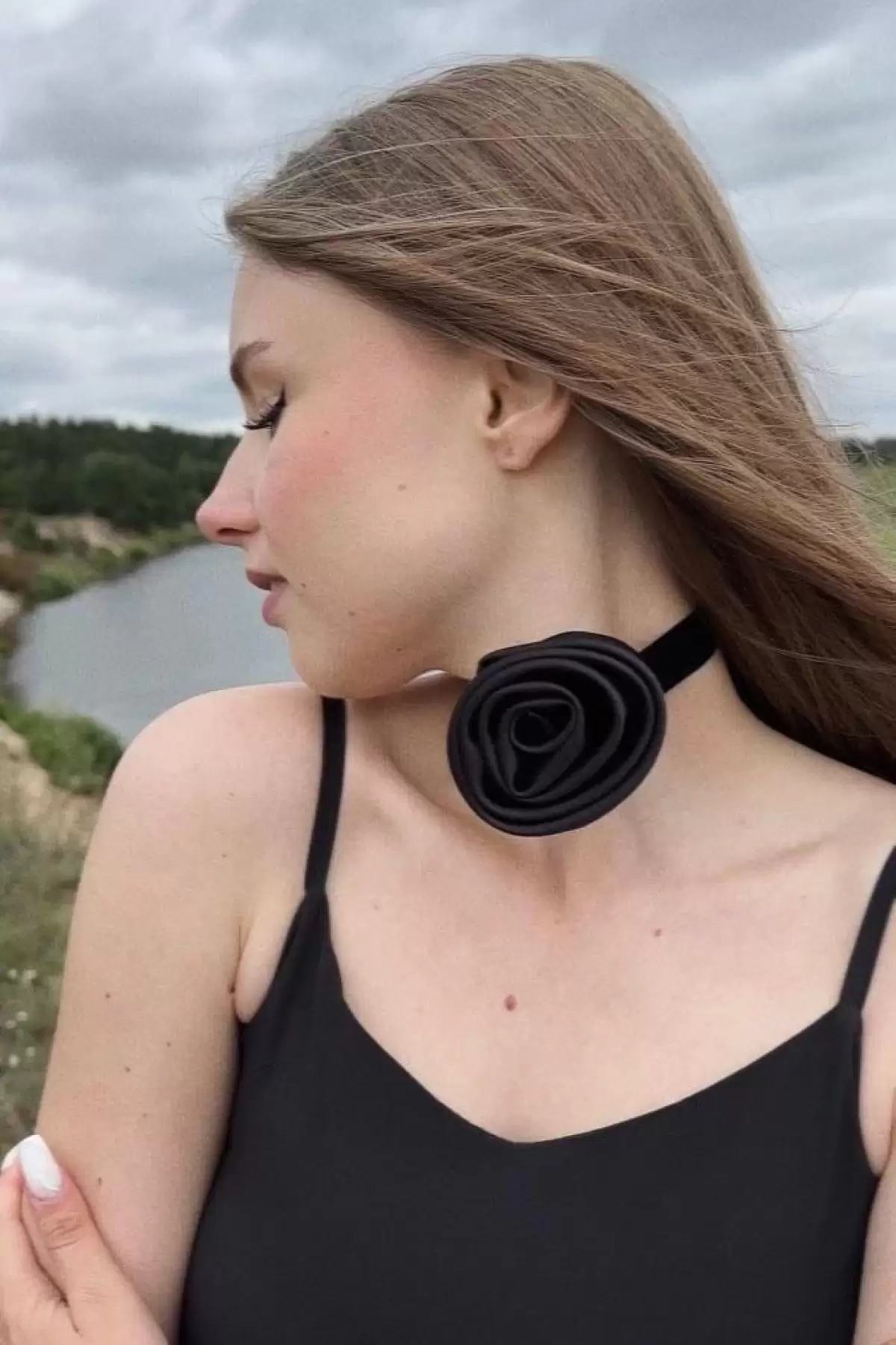 Siyah Renk Gül Detaylı Choker Kolye