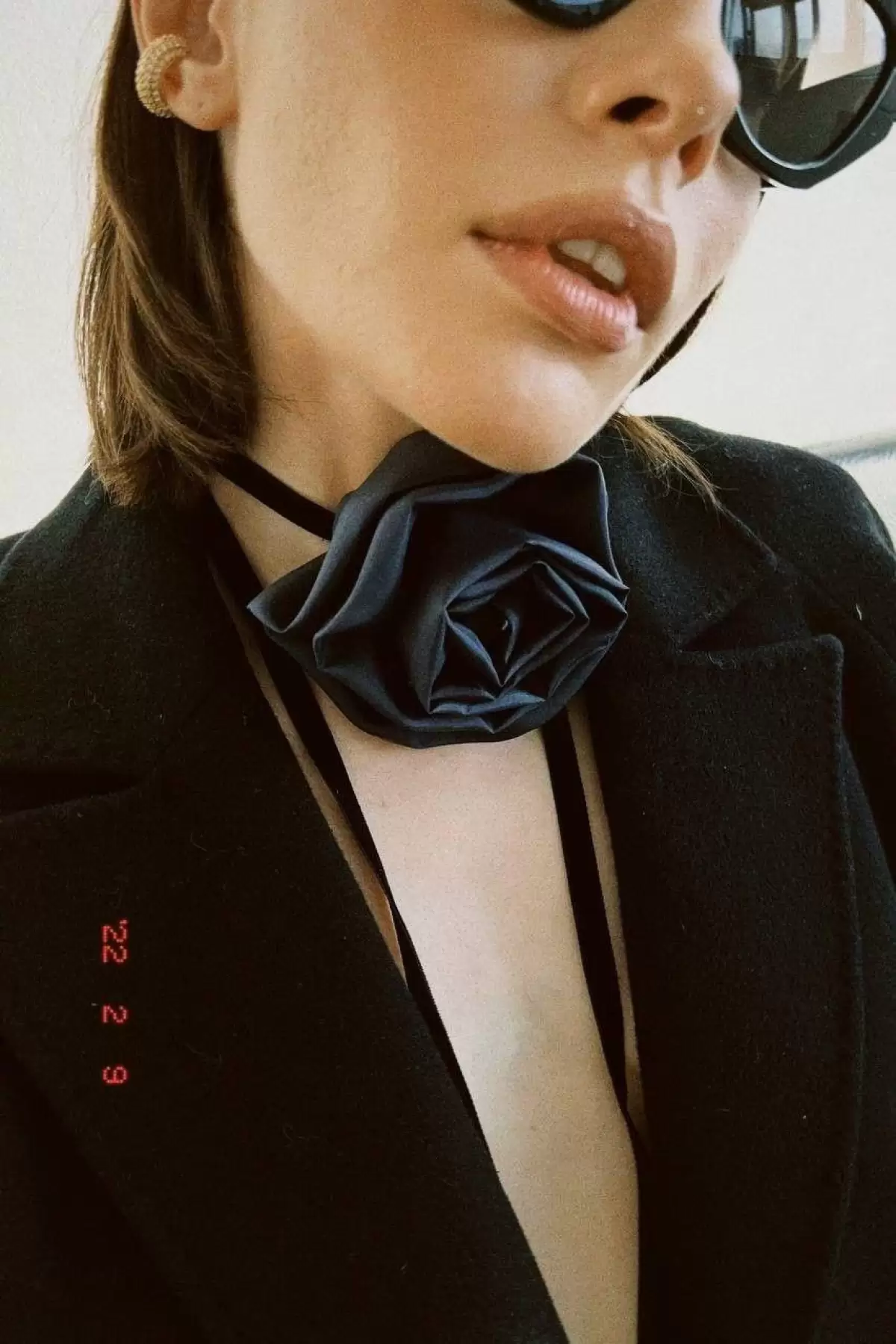 Siyah Renk Gül Detaylı Choker Kolye