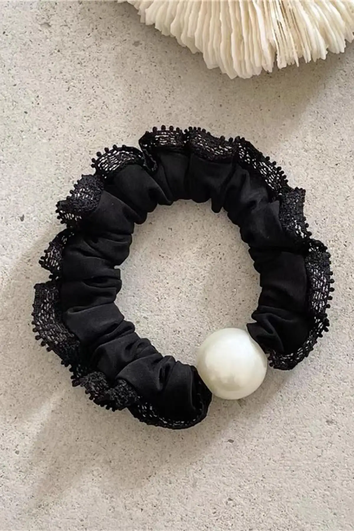 Siyah Renk İnci Detaylı Lastik Toka