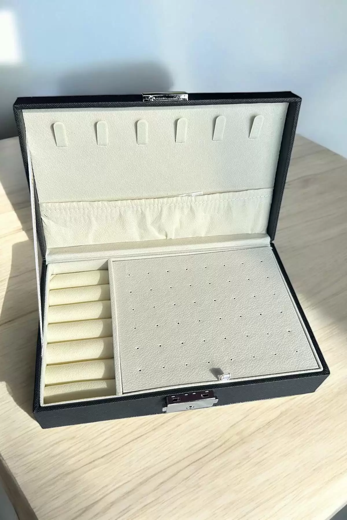 Siyah Renk Kilitli Deri Takı Organizeri