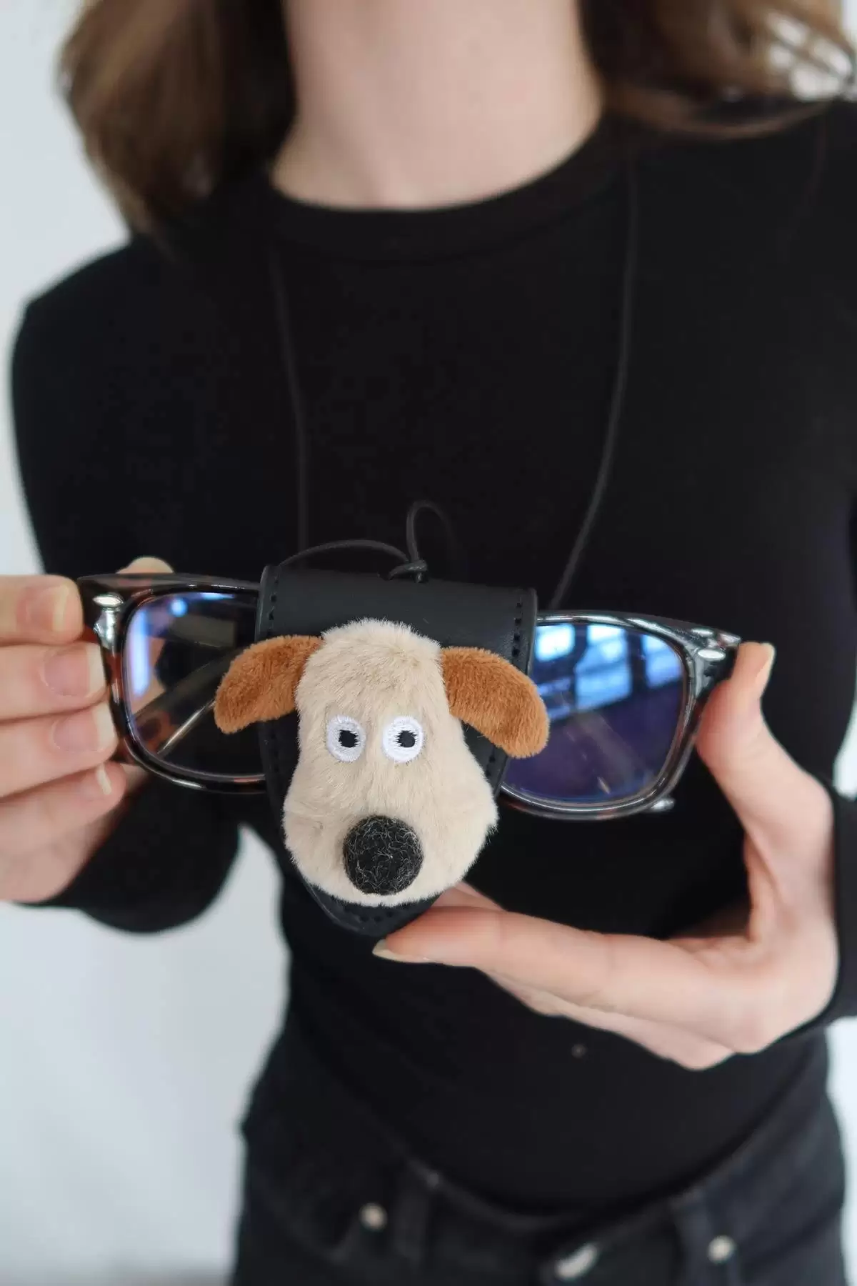 Siyah Renk Köpek Figürlü Boyundan Asmalı Deri Gözlük Tutacağı