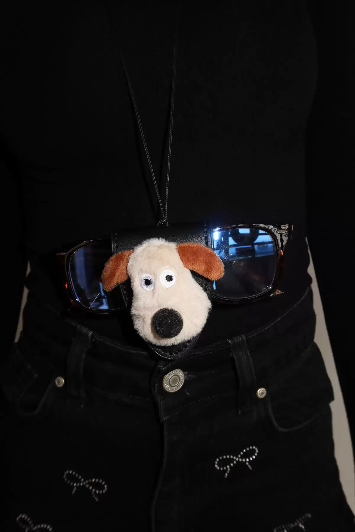 Siyah Renk Köpek Figürlü Boyundan Asmalı Deri Gözlük Tutacağı