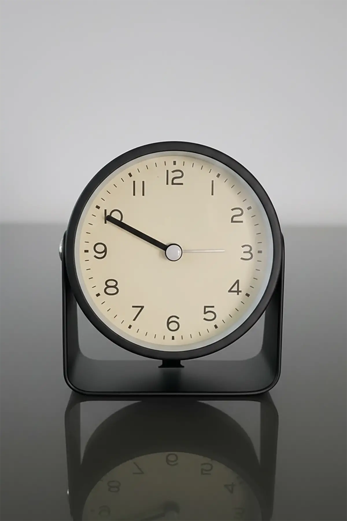 Siyah Renk Mini Dekoratif Alarmlı Yuvarlak Masa Saati