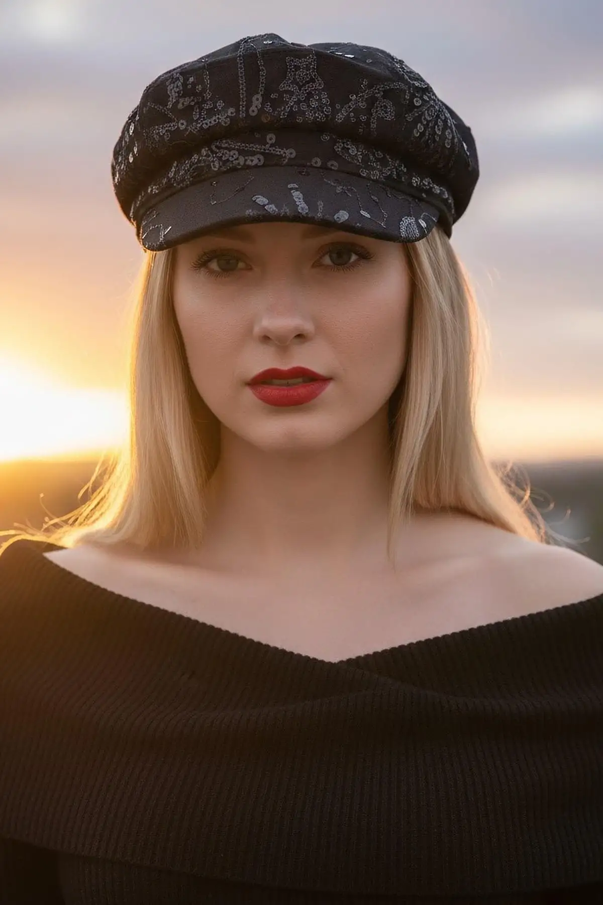 Siyah Renk Pul Detaylı Tasarım Şapka