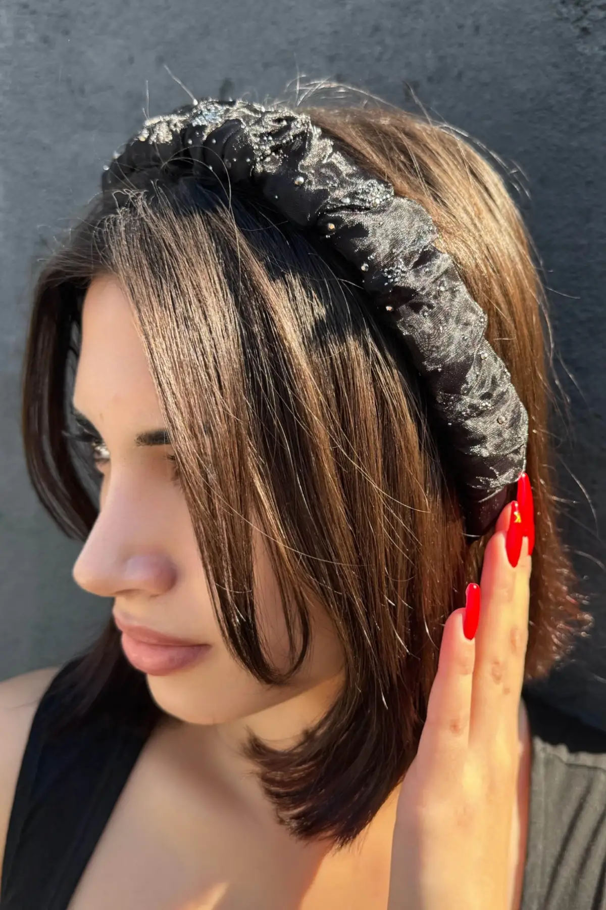 Siyah Renk Taş Detaylı Büzgülü Taç