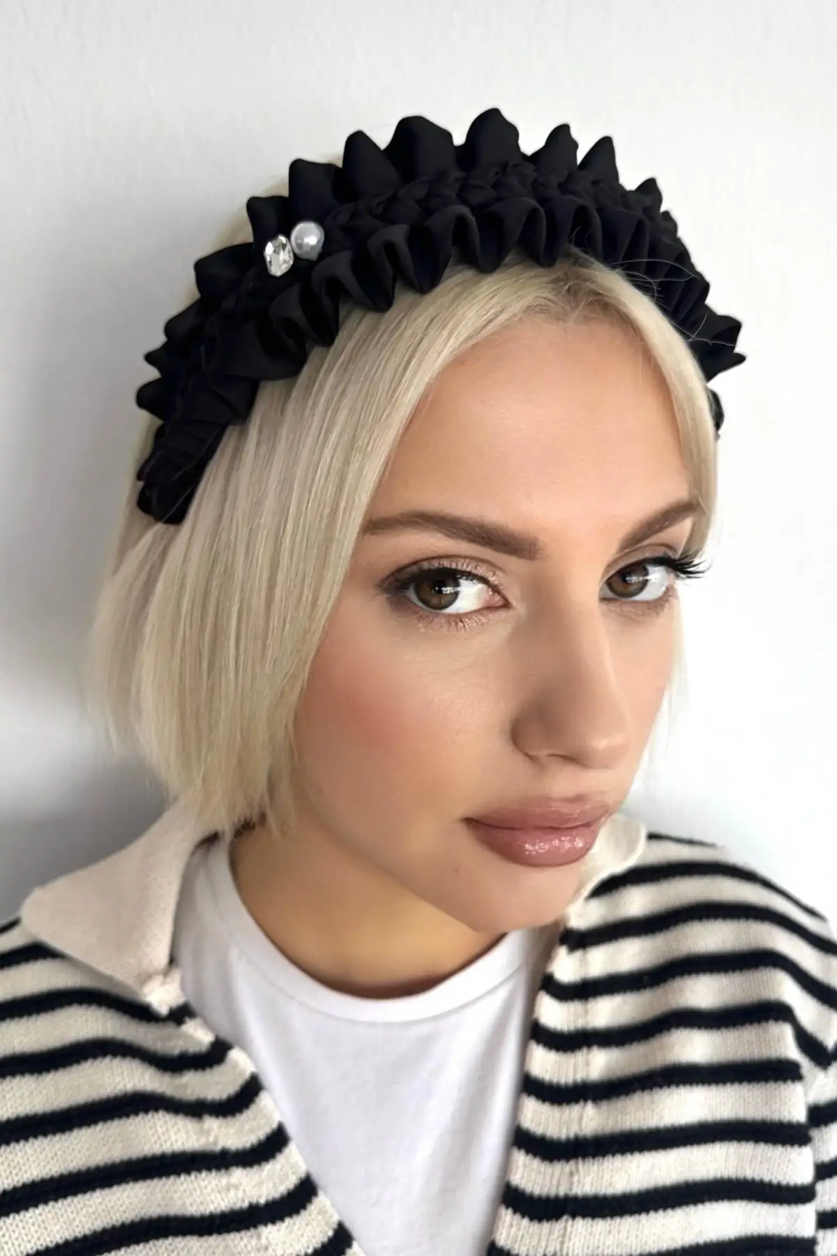 Siyah Renk Taş Detaylı Büzgülü Taç