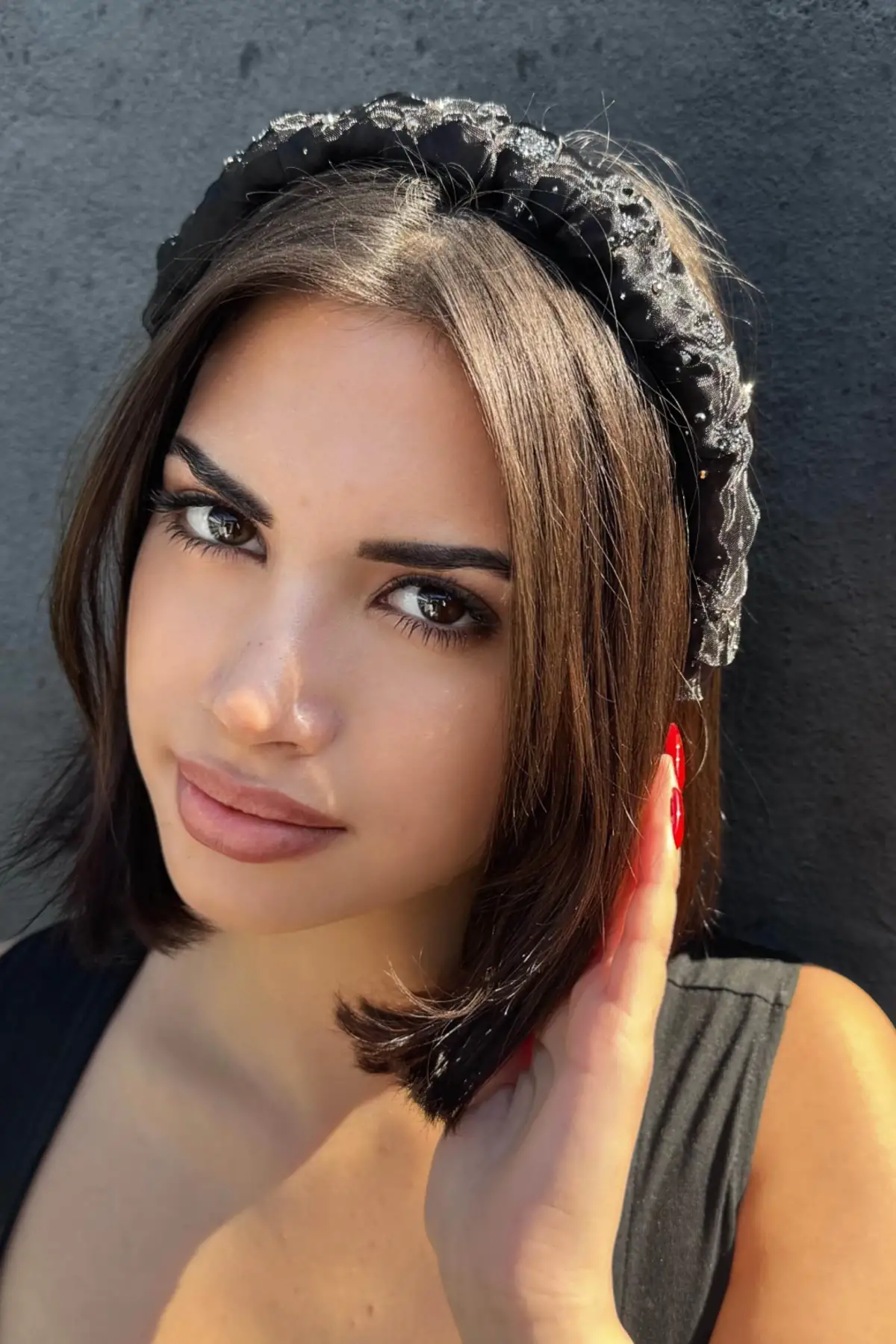 Siyah Renk Taş Detaylı Büzgülü Taç