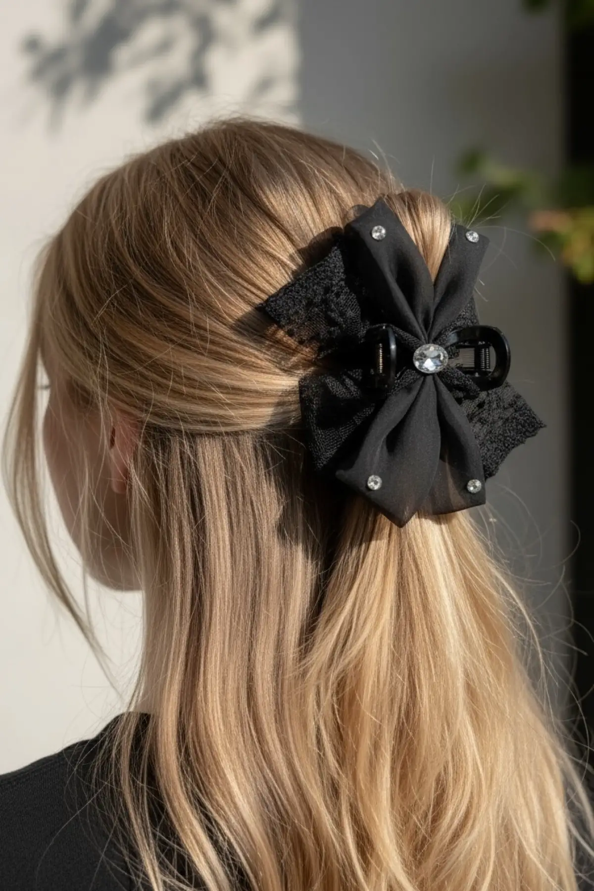 Siyah Renk Taş Detaylı Kurdele Figürlü Mandal Toka