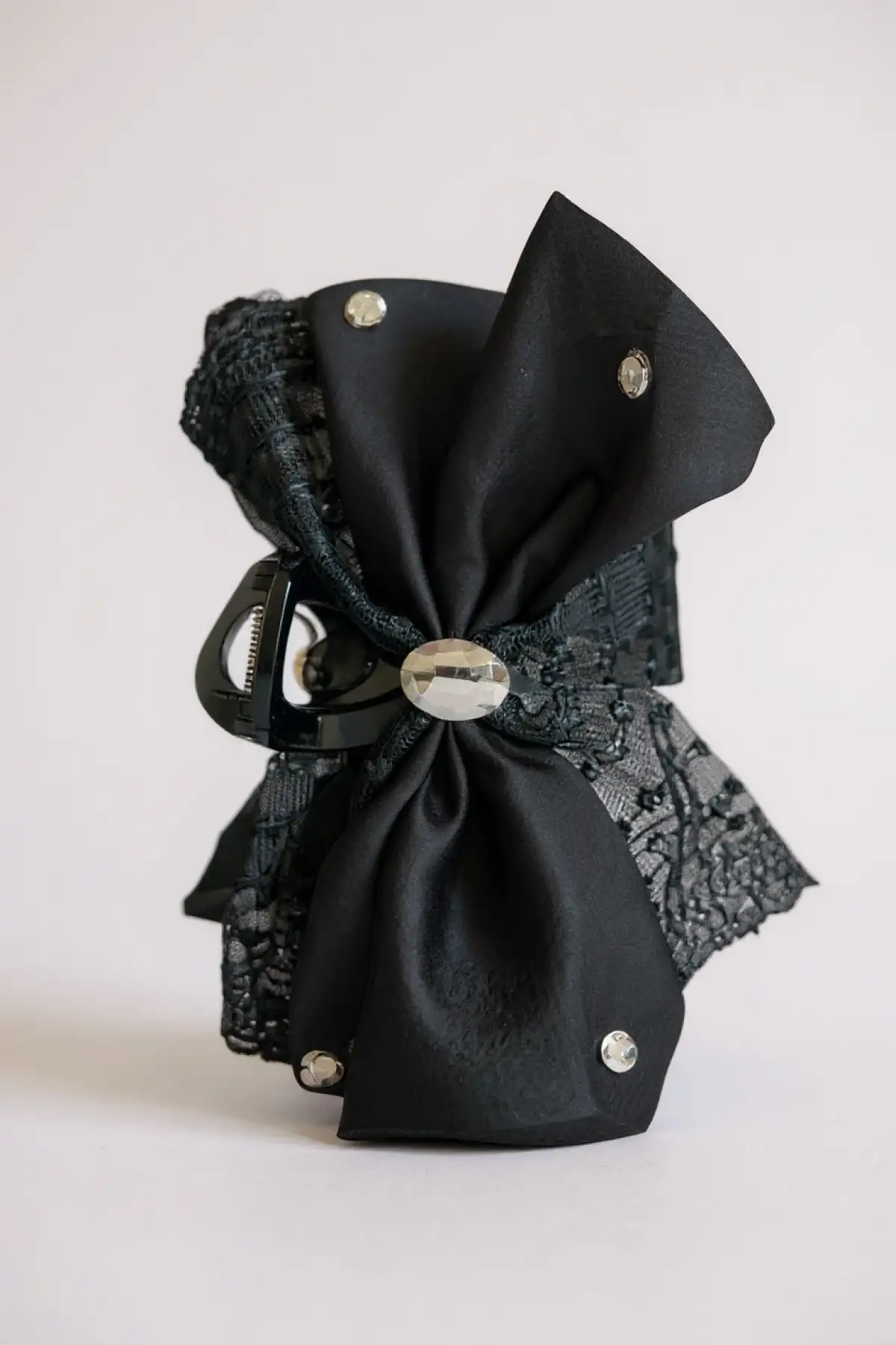 Siyah Renk Taş Detaylı Kurdele Figürlü Mandal Toka