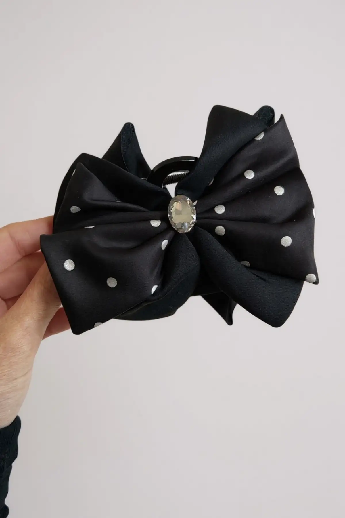 Siyah Renk Taş Detaylı Kurdele Figürlü Puantiyeli Mandal Toka