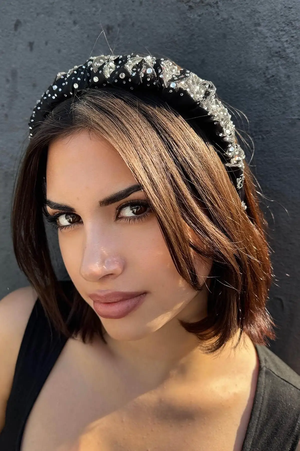 Siyah Renk Taş Detaylı Taç