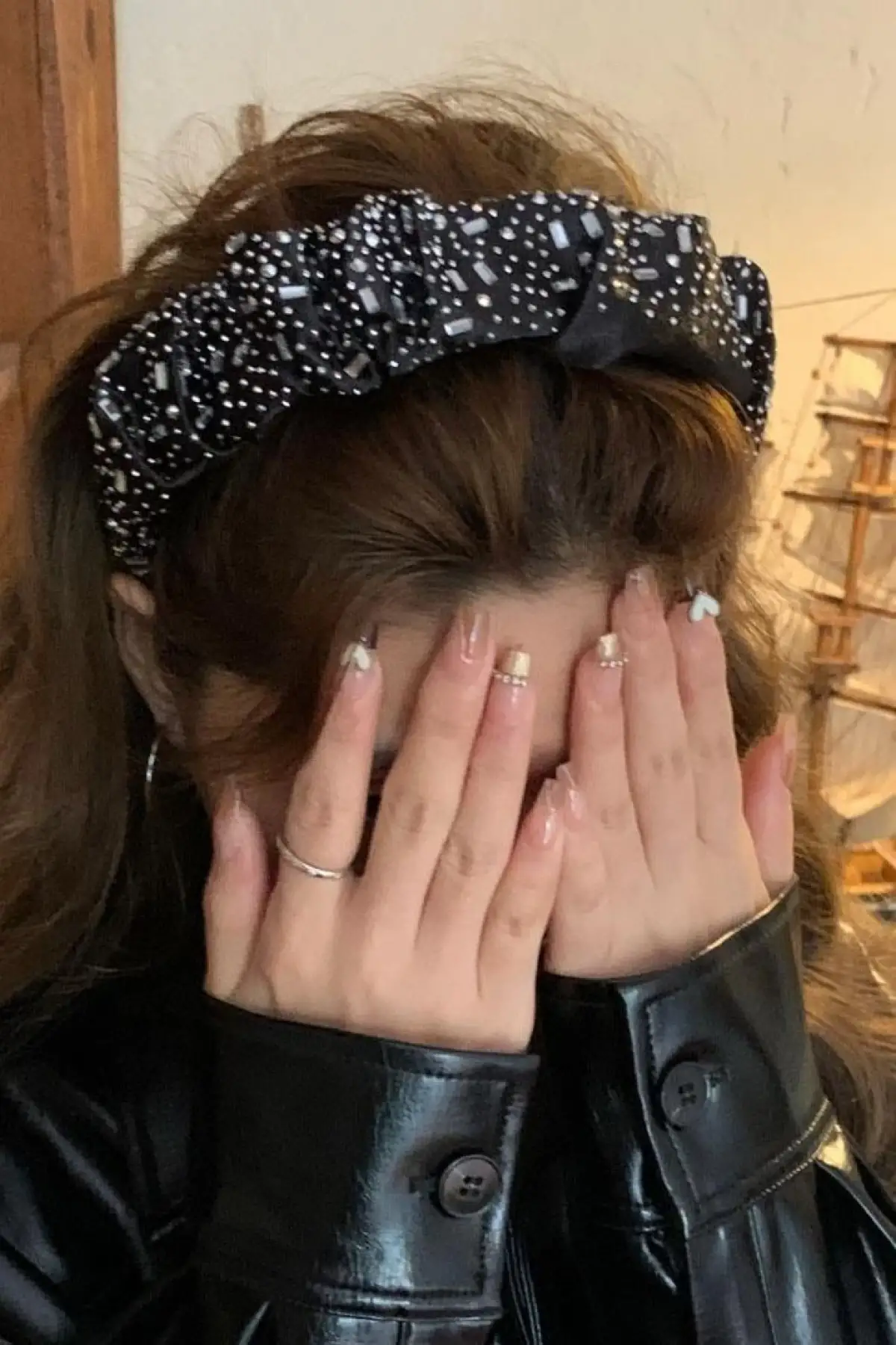 Siyah Renk Taş Detaylı Taç