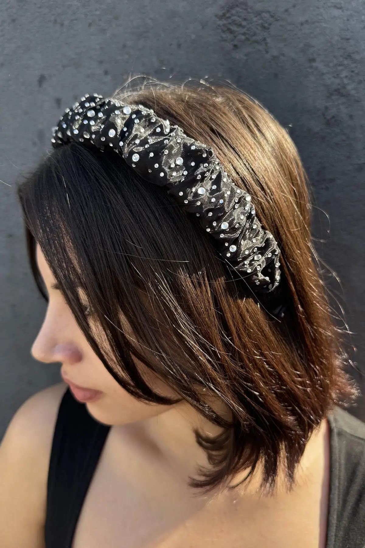 Siyah Renk Taş Detaylı Taç