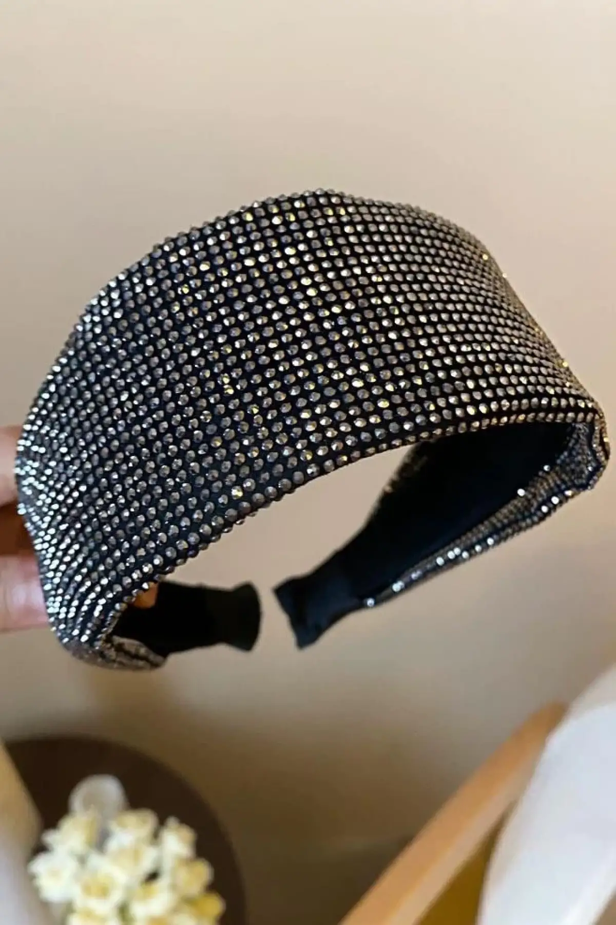 Siyah Renk Taş Detaylı Taç