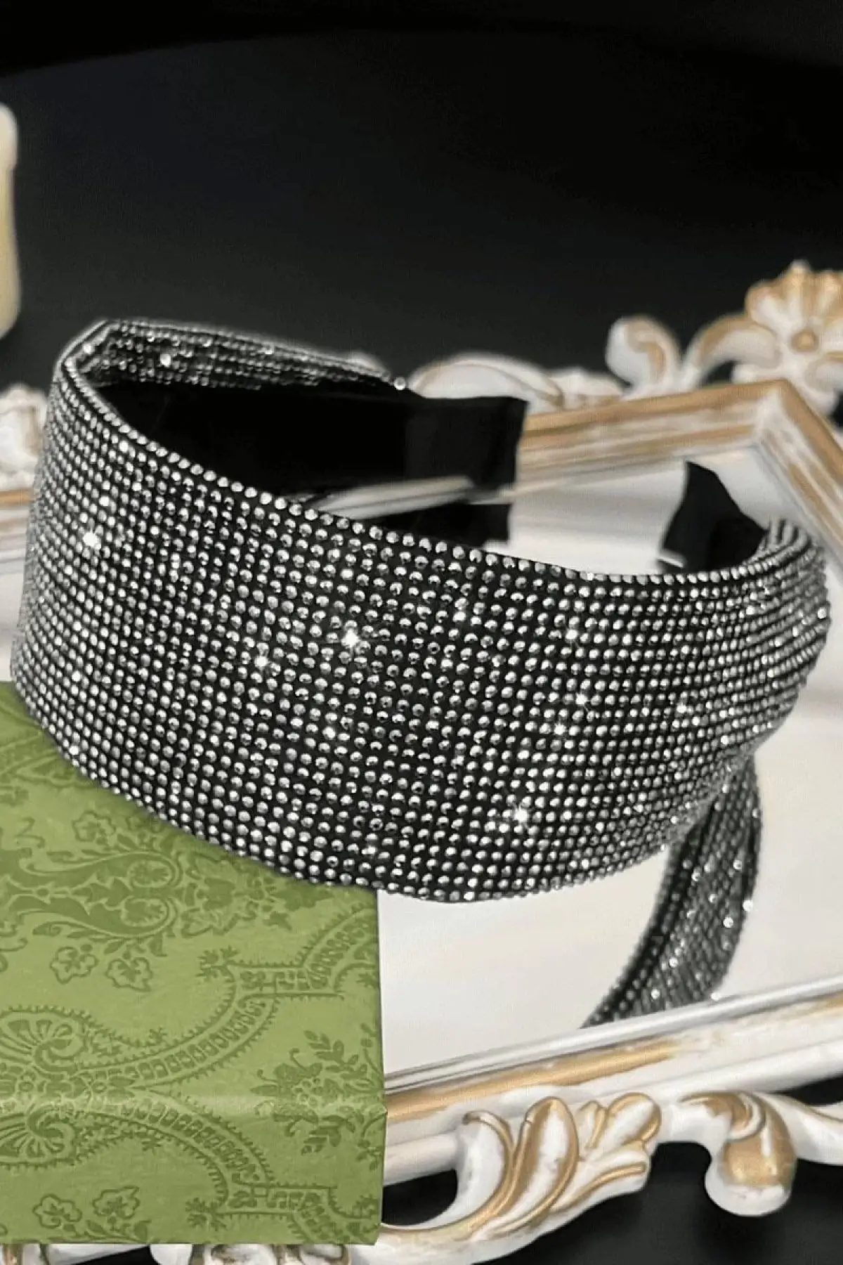 Siyah Renk Taş Detaylı Taç