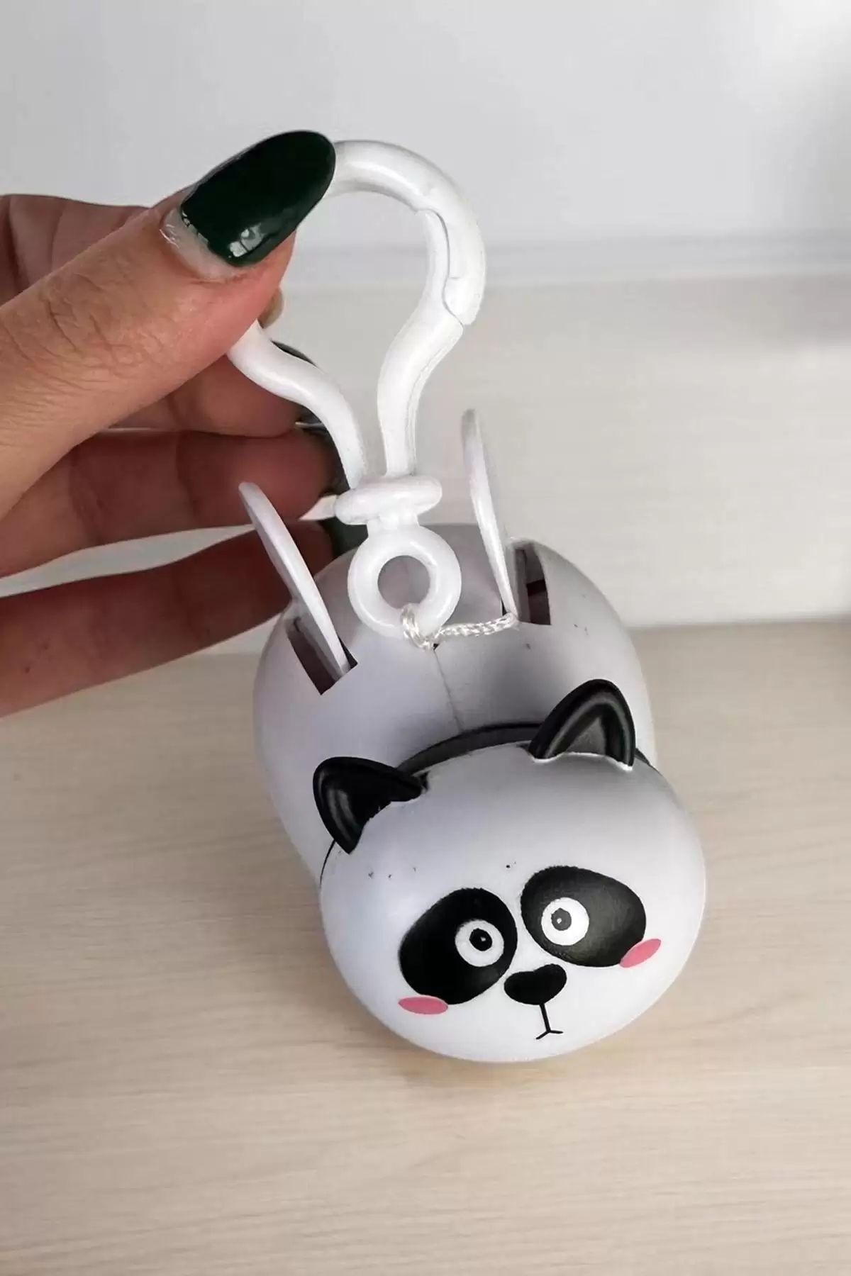 Siyah Ve Beyaz Kanatları Oynayan Panda Figürlü Anahtarlık