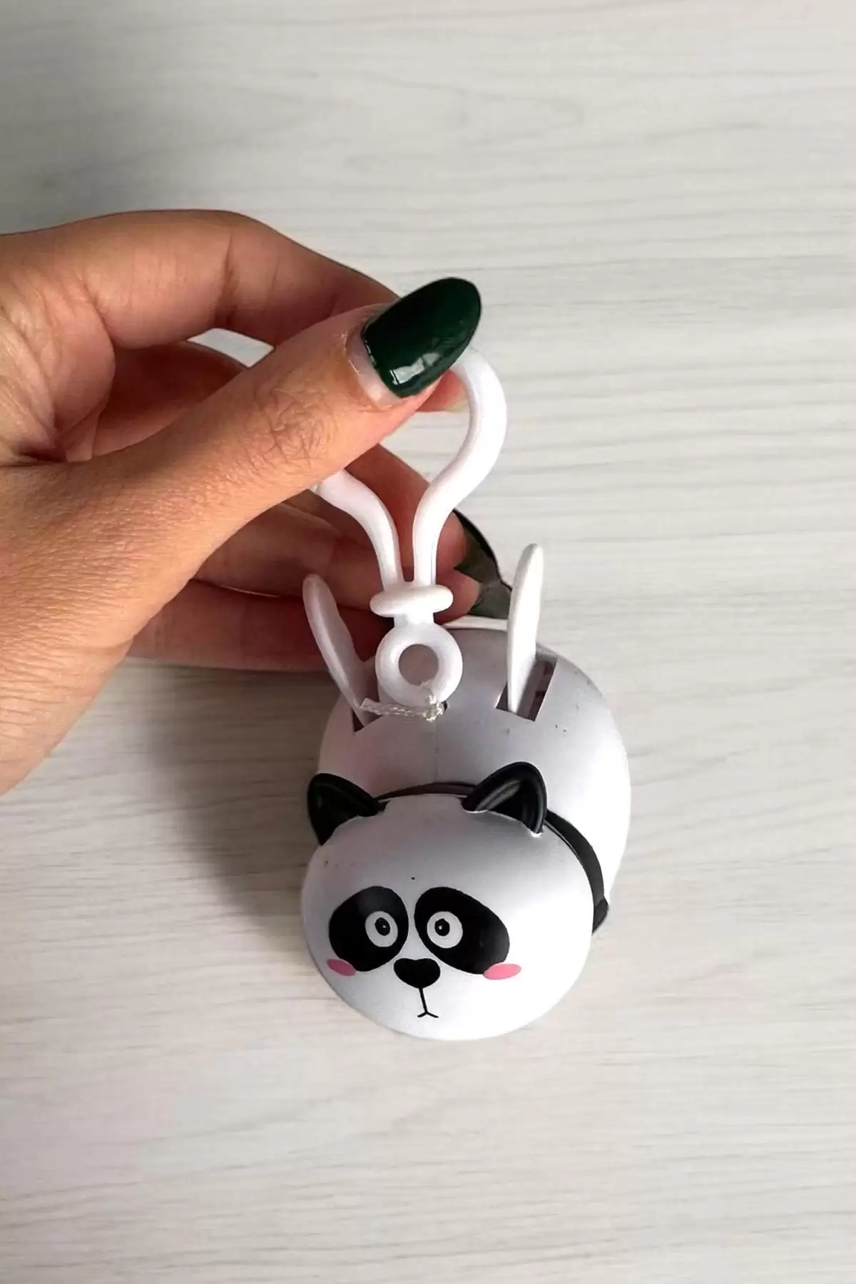 Siyah Ve Beyaz Kanatları Oynayan Panda Figürlü Anahtarlık
