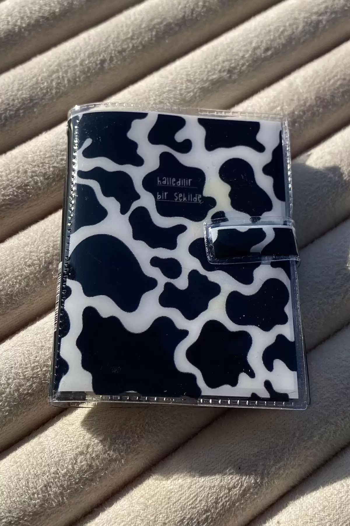 Siyah Ve Beyaz Renk Halledilir Bir Şekilde Yazılı Mini Defter