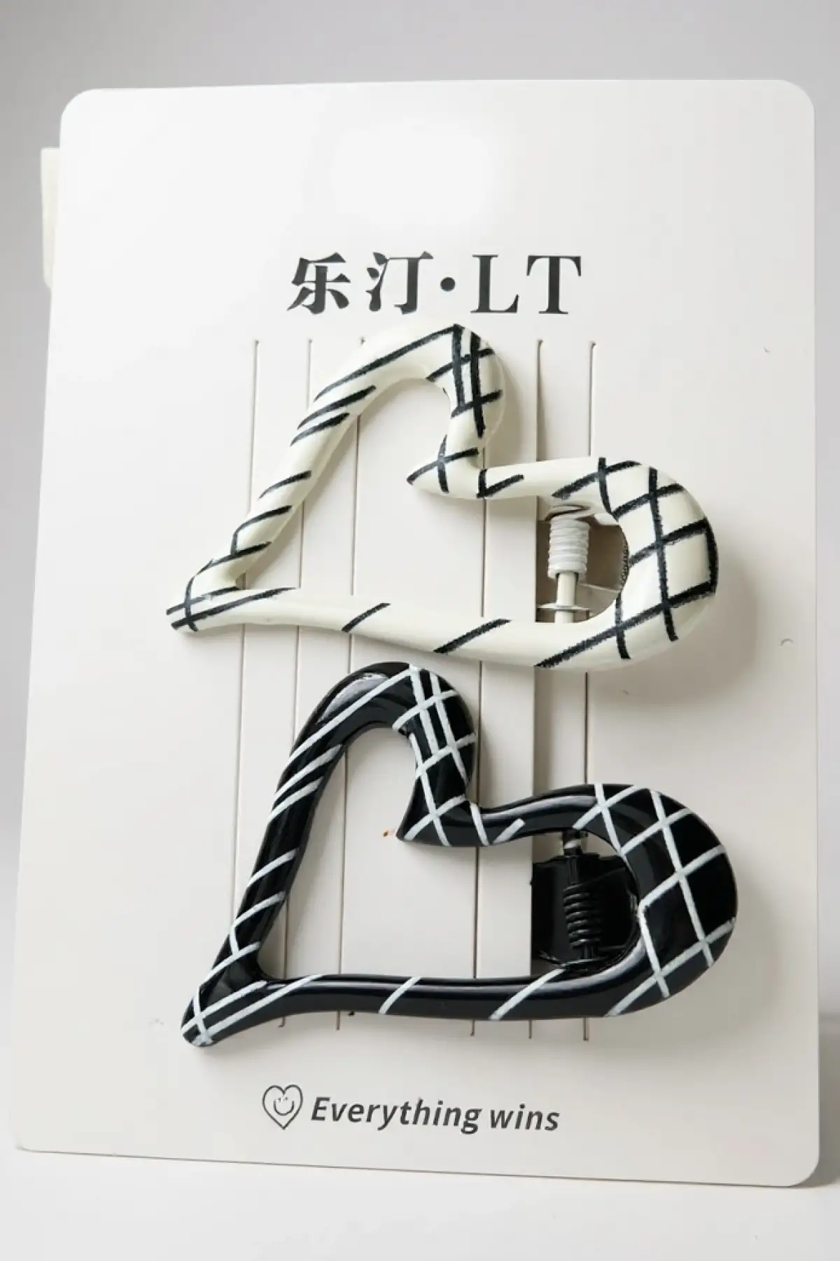 Siyah ve Beyaz Renk Kalp Figürlü Yan Toka