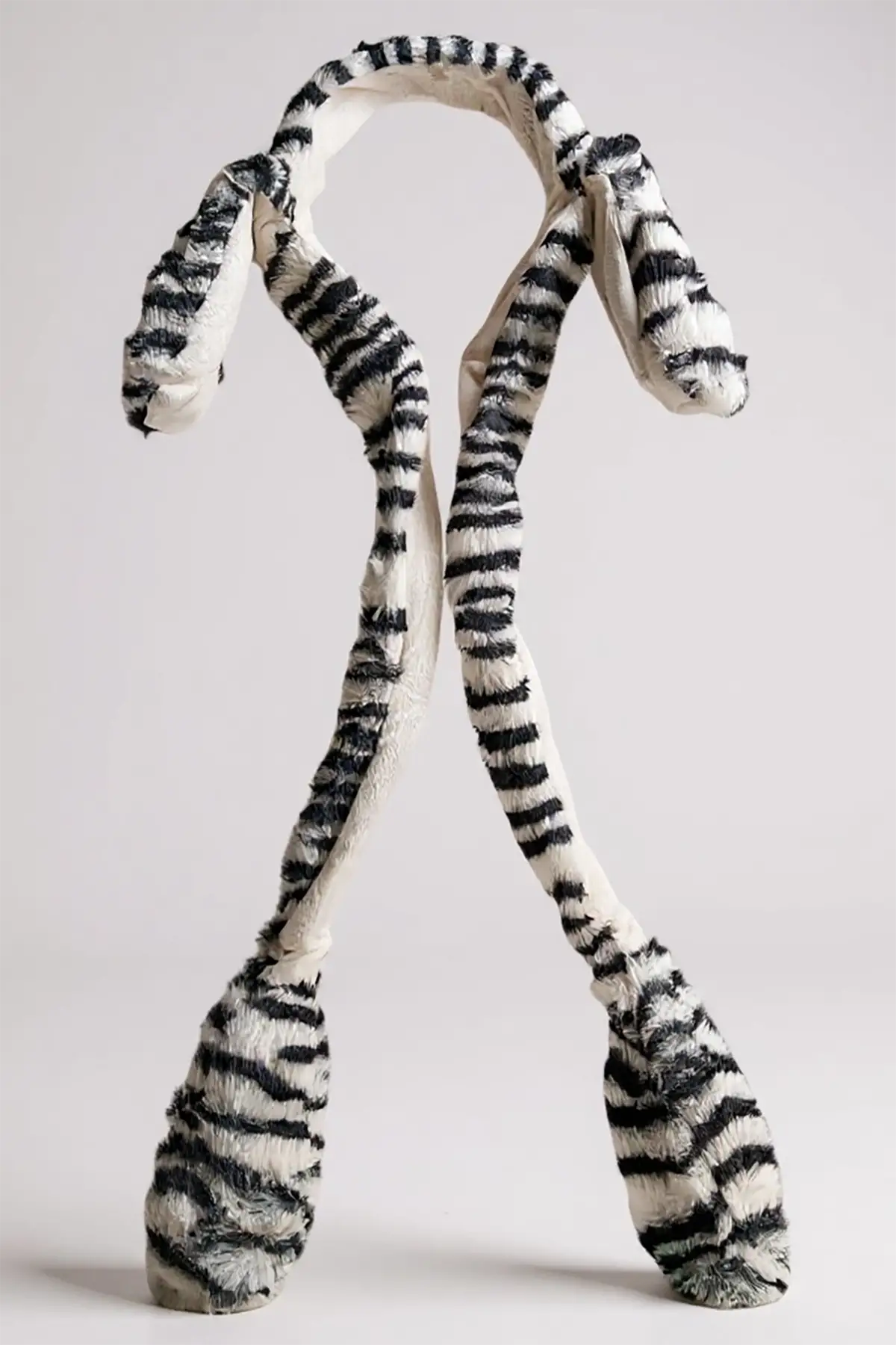 Siyah Ve Beyaz Renk Zebra Desenli Kulakları Oynayan Taç