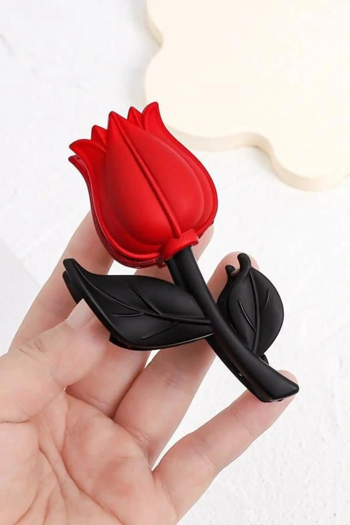 Siyah Ve Kırmızı Renk Lale Figürlü Mandal Toka