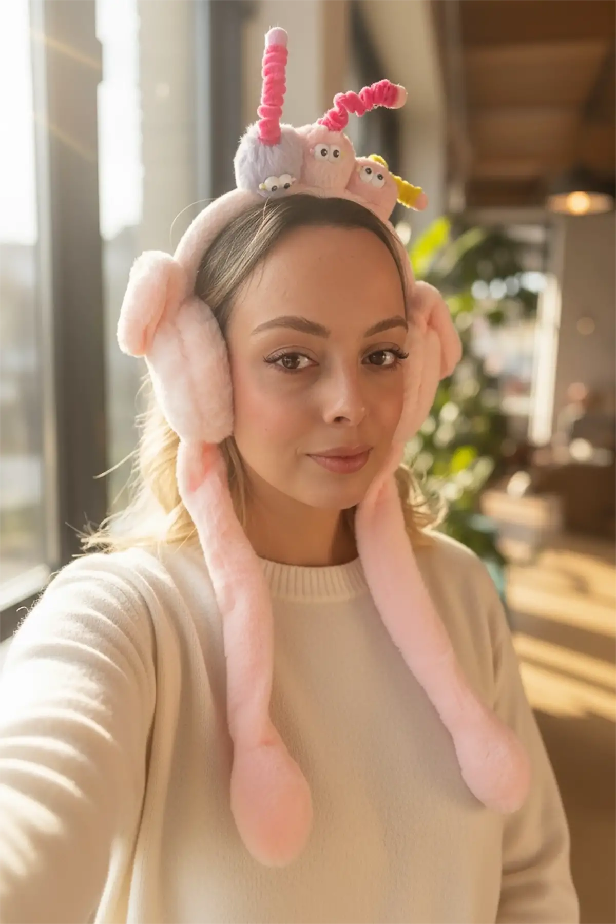 Somon Renk Canavar Figürlü Kulakları Oynayan Peluş Kulaklık