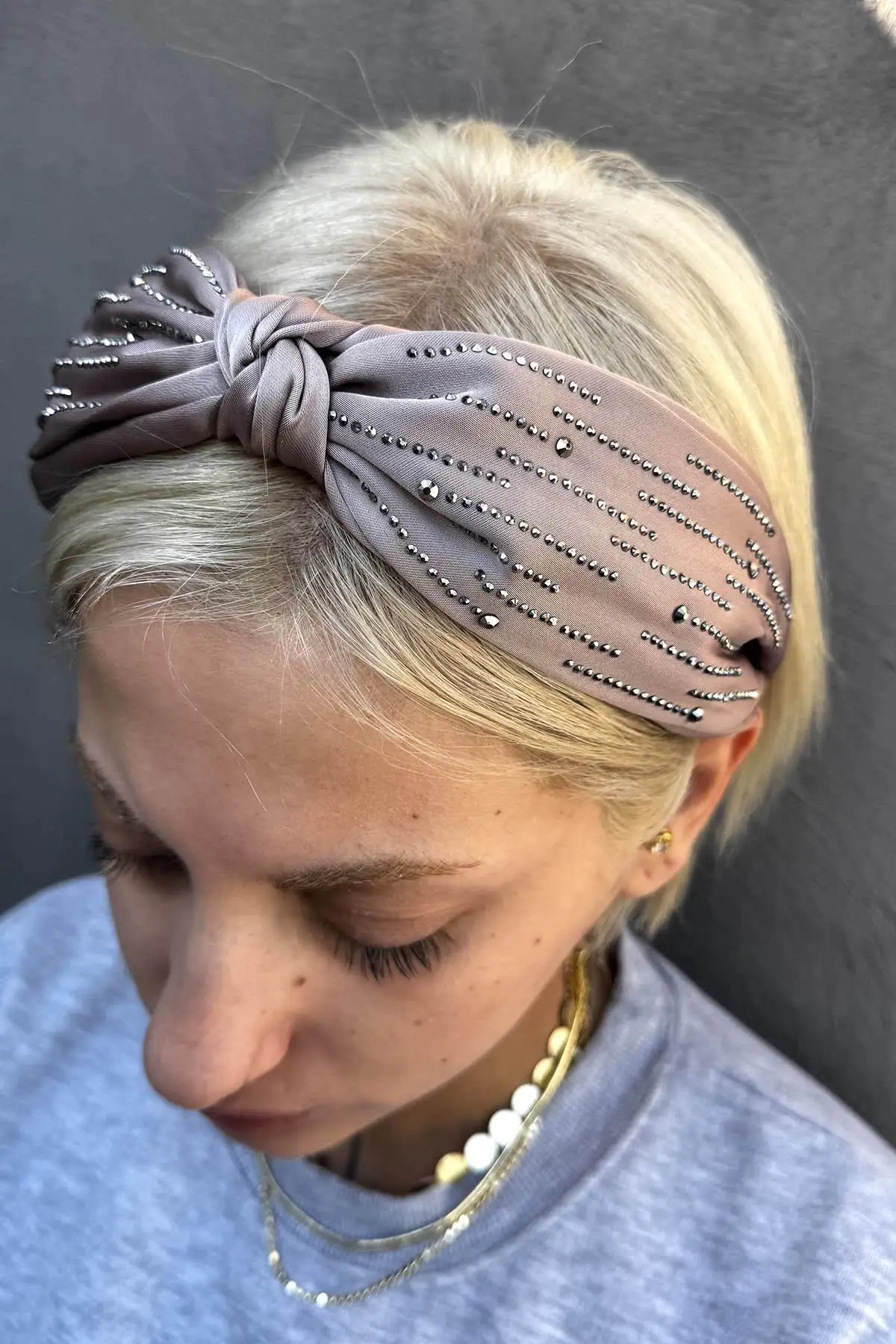 Vizon Renk Düğüm Detaylı Taşlı Taç