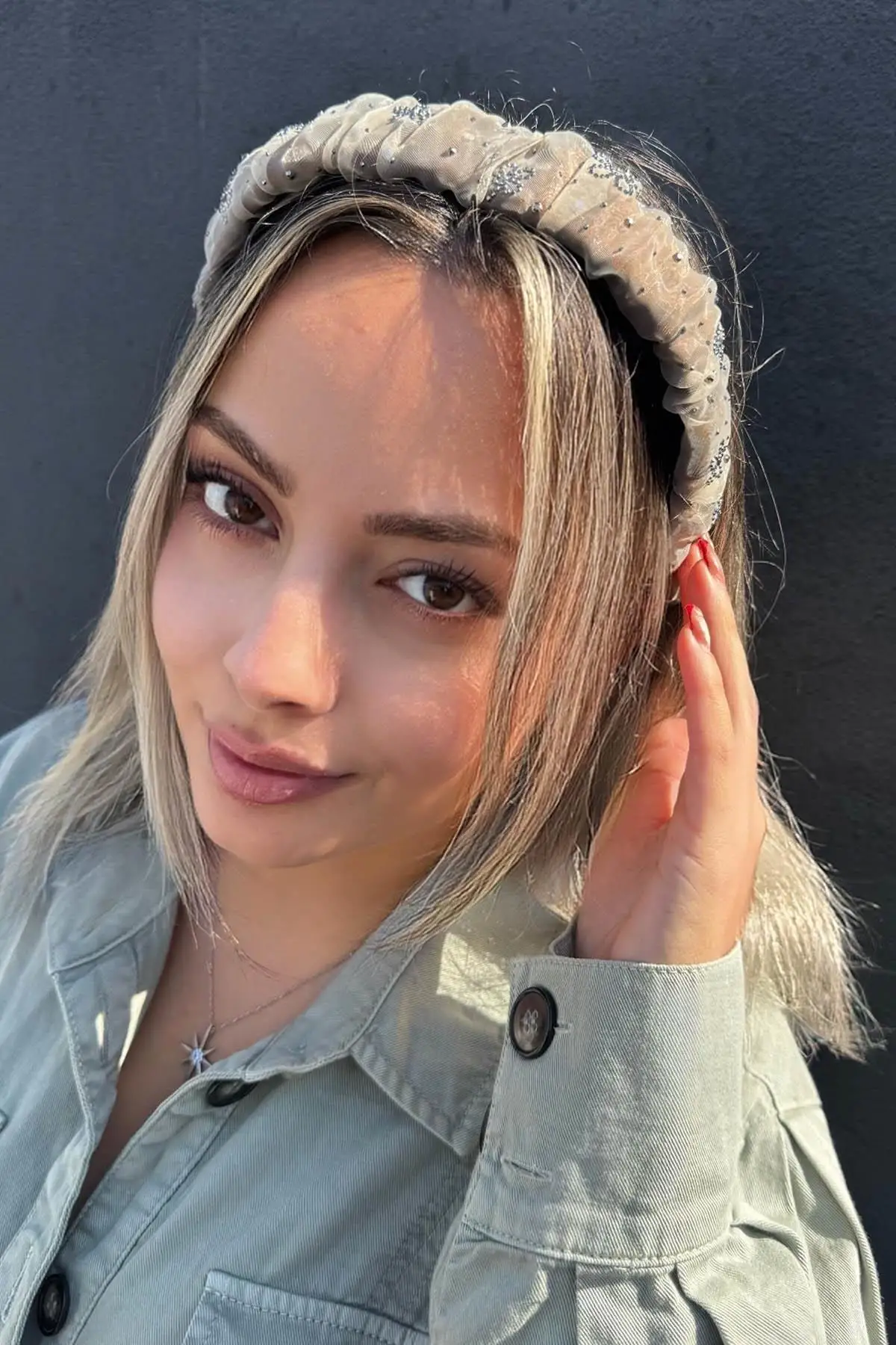 Vizon Renk Taş Detaylı Büzgülü Taç