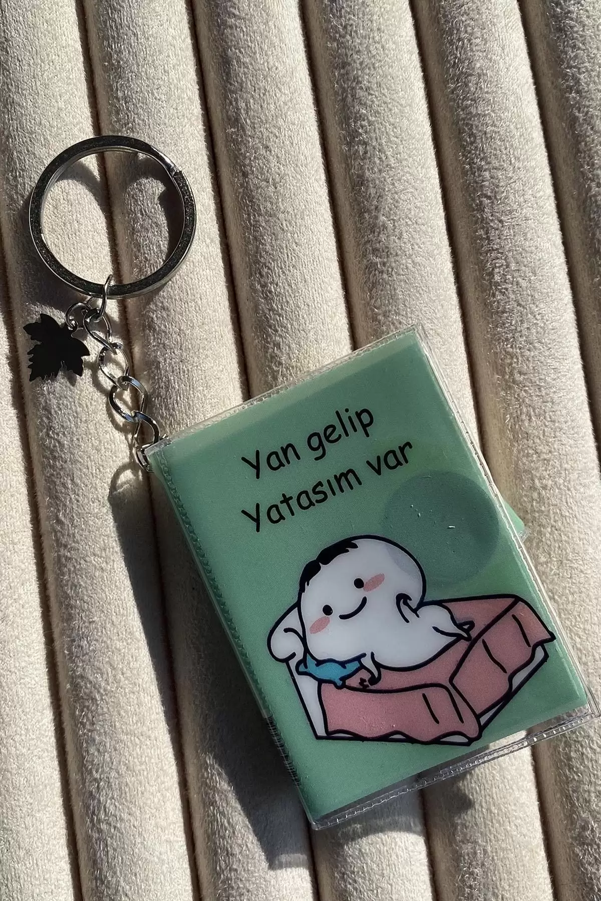 Yeşil Renk Yan Gelip Yatasım Var Yazılı Defter Anahtarlık