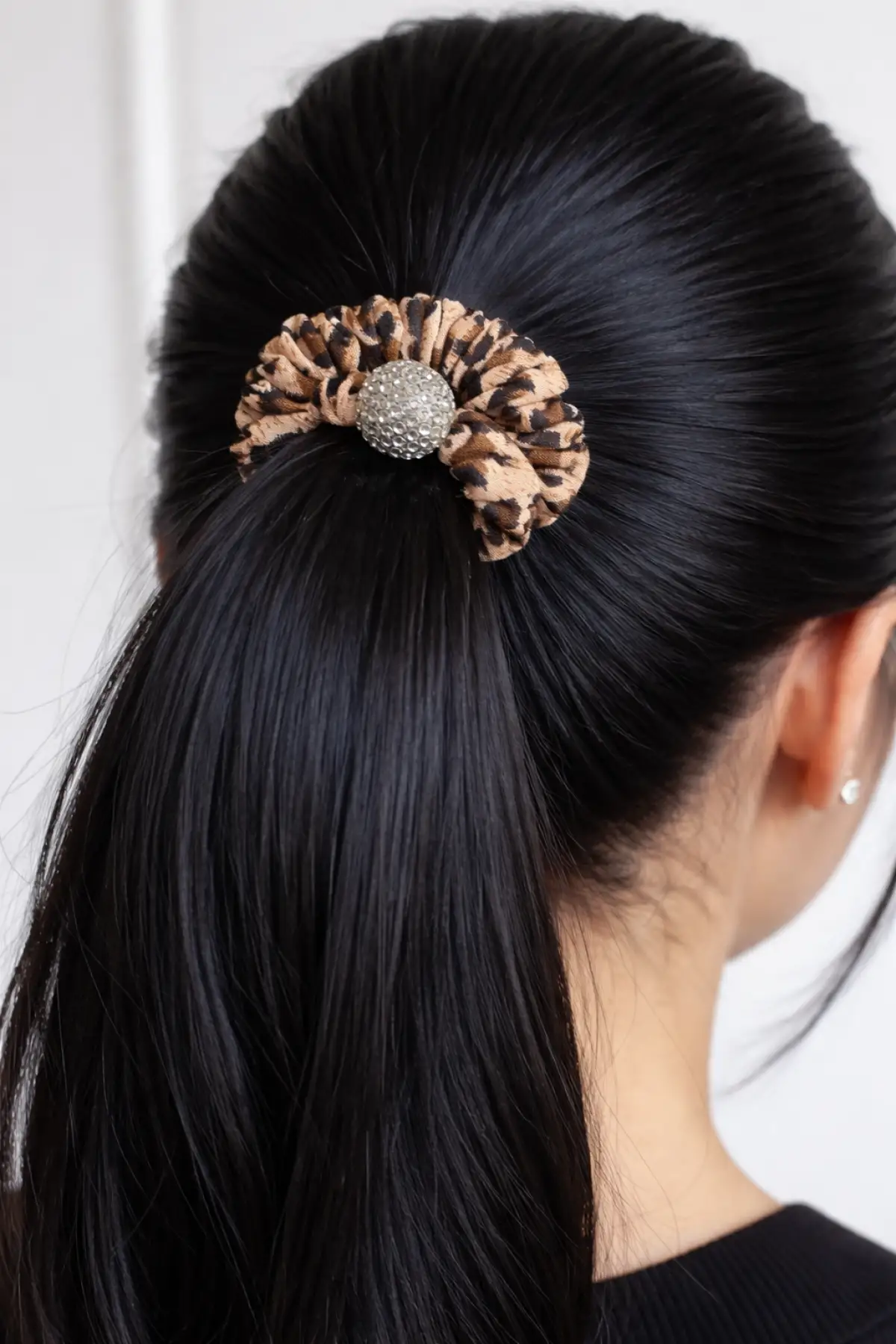 Açık Kahverengi Leopar Detaylı Taşlı Lastik Toka